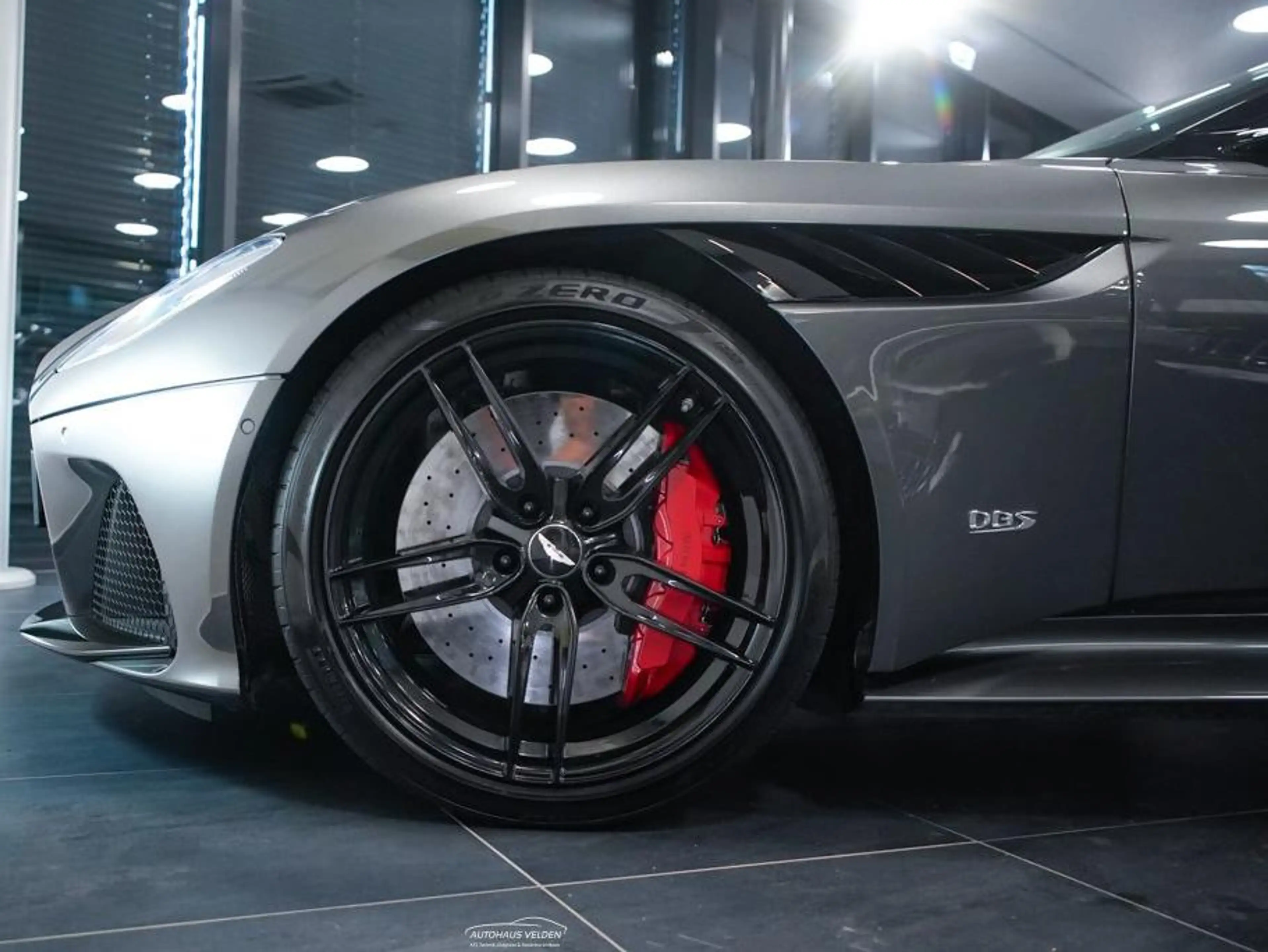 Aston Martin DBS Superleggera Coupe — photo 7