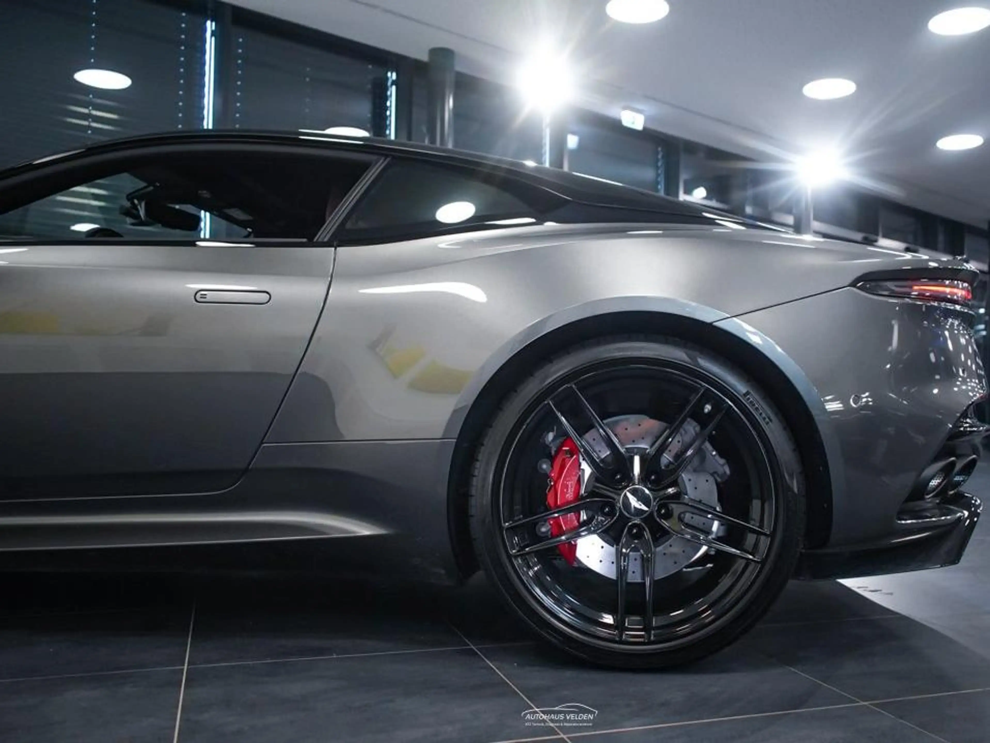 Aston Martin DBS Superleggera Coupe — photo 6