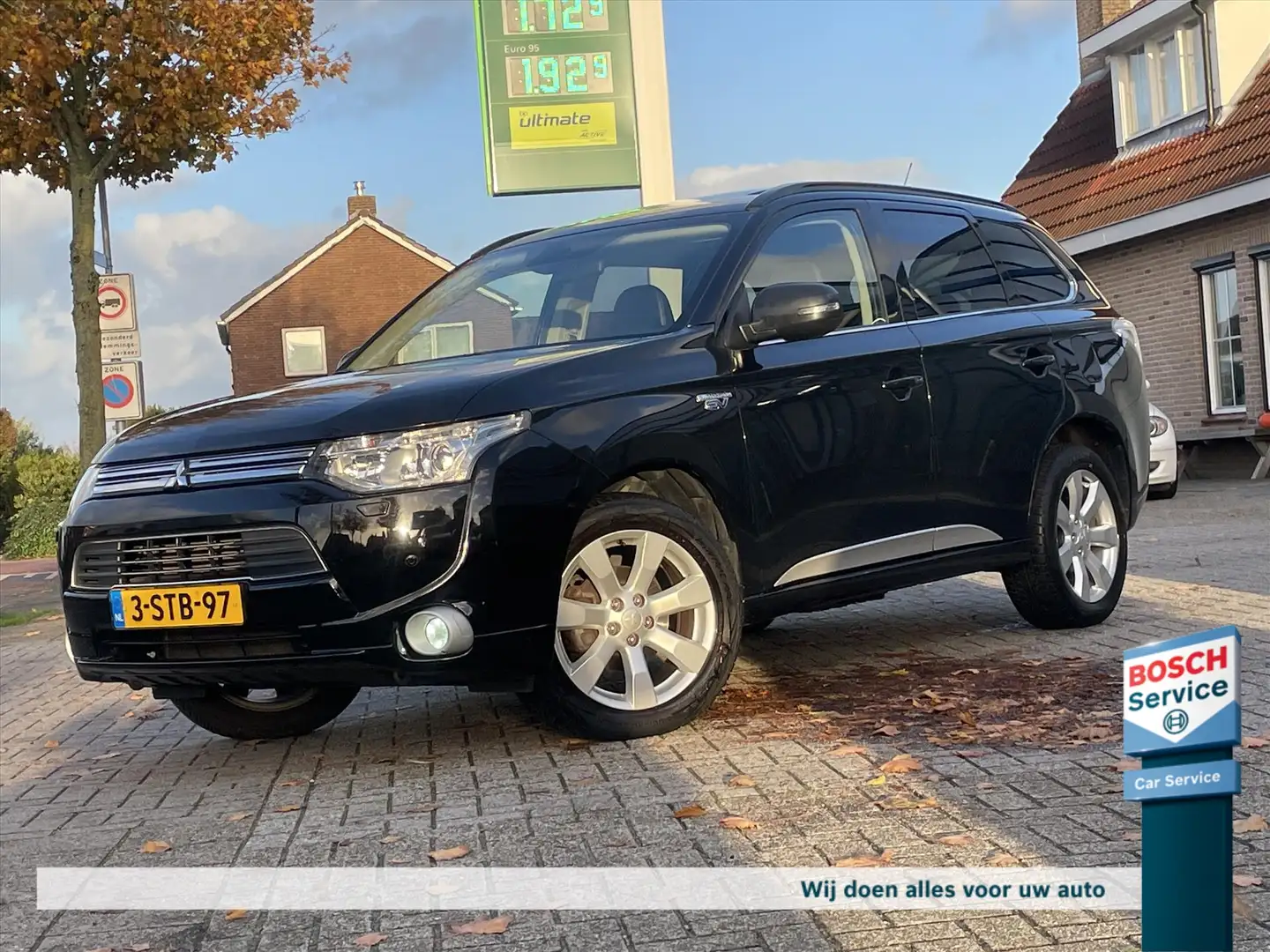 Mitsubishi Outlander 2.0 PHEV 204pk 4WD Instyle+ / Org NL / Schuif-Kant Zwart - 1