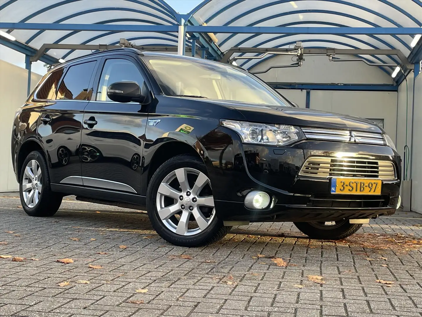 Mitsubishi Outlander 2.0 PHEV 204pk 4WD Instyle+ / Org NL / Schuif-Kant Zwart - 2