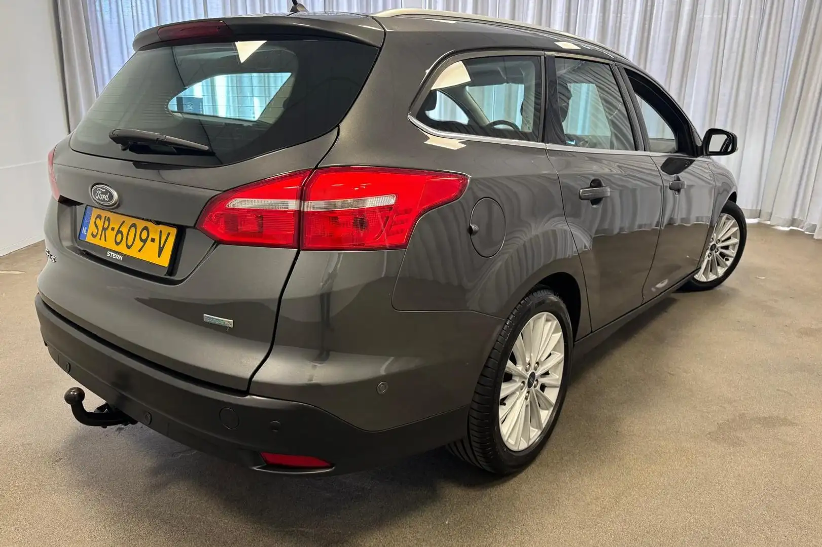 Ford Focus Wagon 1.0 Titanium | Trekhaak | Camera | Navigatie Grau - 2