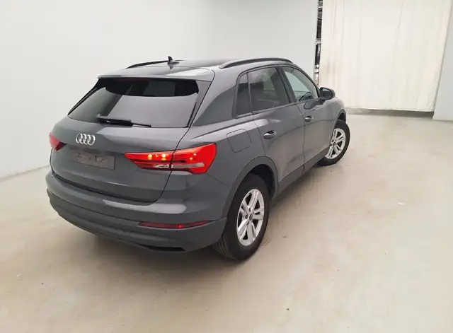 Audi Q3 view 8
