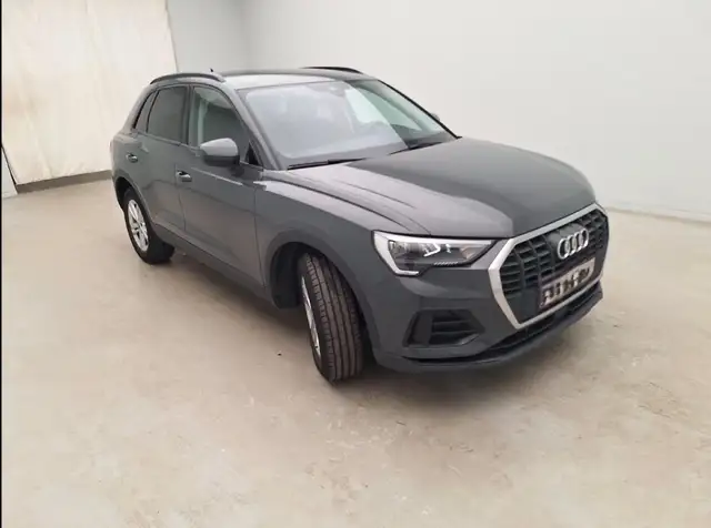 Audi Q3 view 12