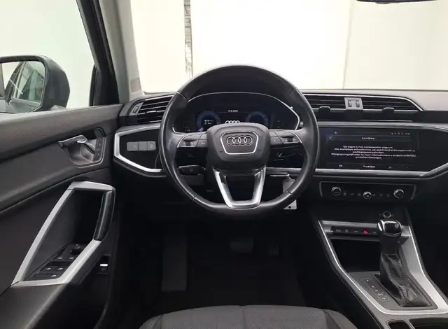 Audi Q3 view 4