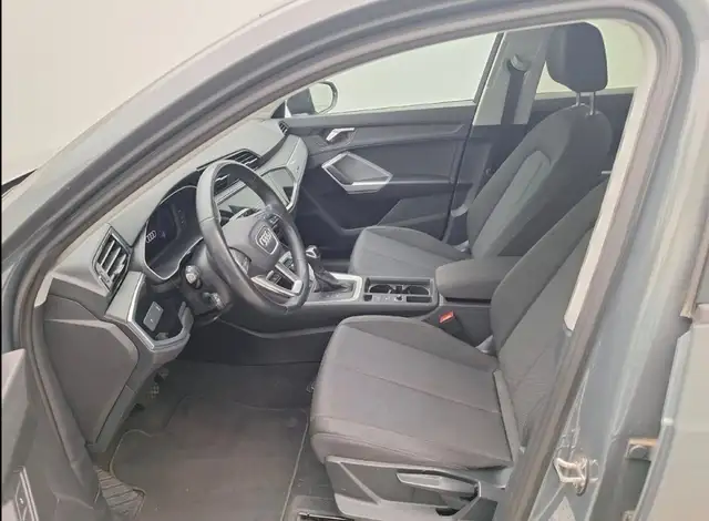 Audi Q3 view 3