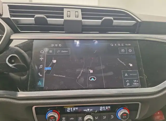 Audi Q3 view 10