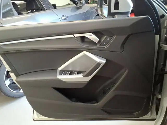 Audi Q3 view 5
