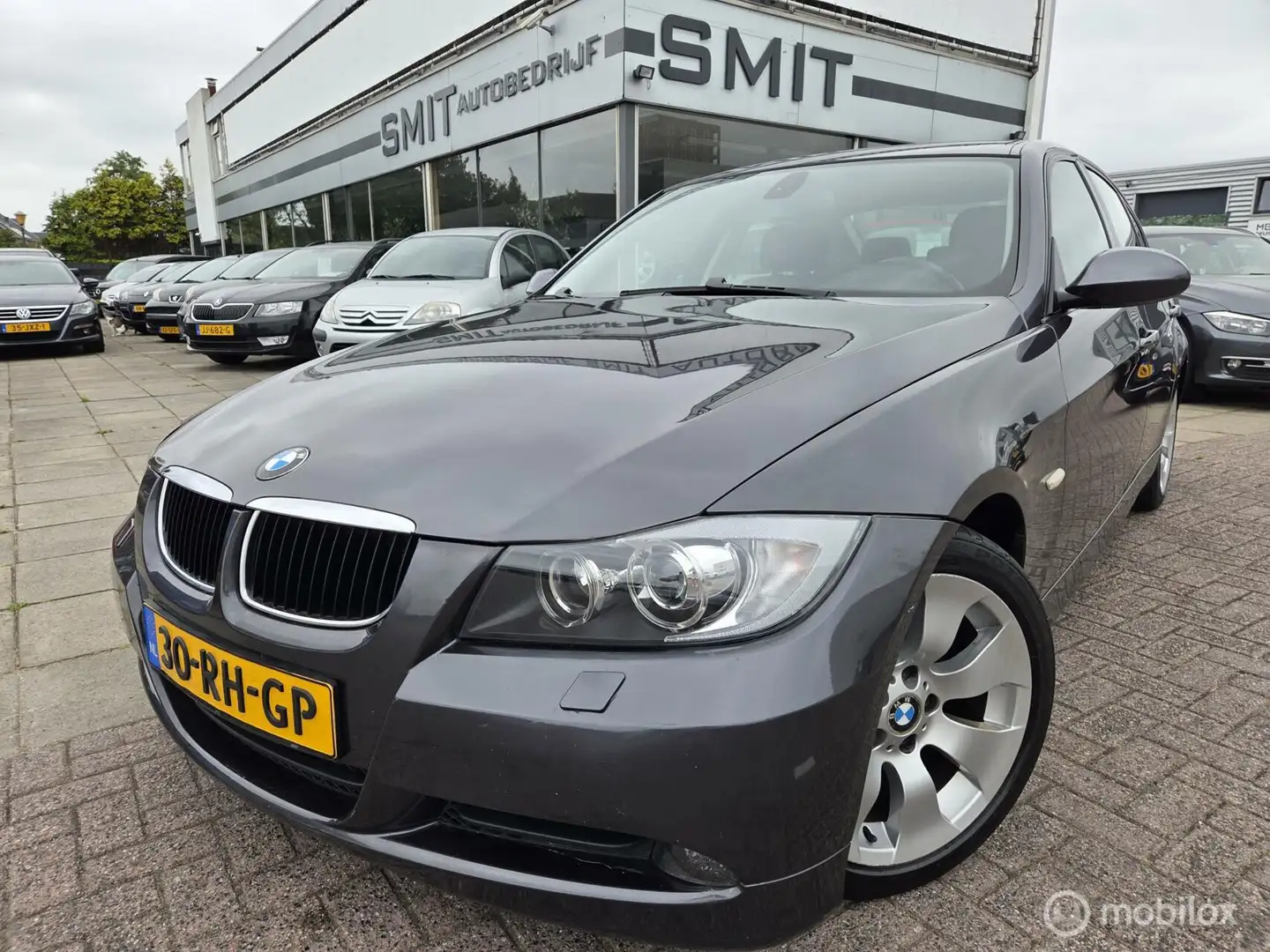 BMW 320 3-serie 320i Dynamic Executive Aut/Xenon/PDC/CC/NL Grijs - 1