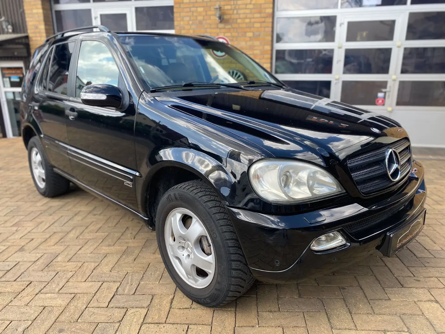 Mercedes-Benz ML 320 BiXenon Leder SHZ Tepomat AHK PDC ... Noir - 1