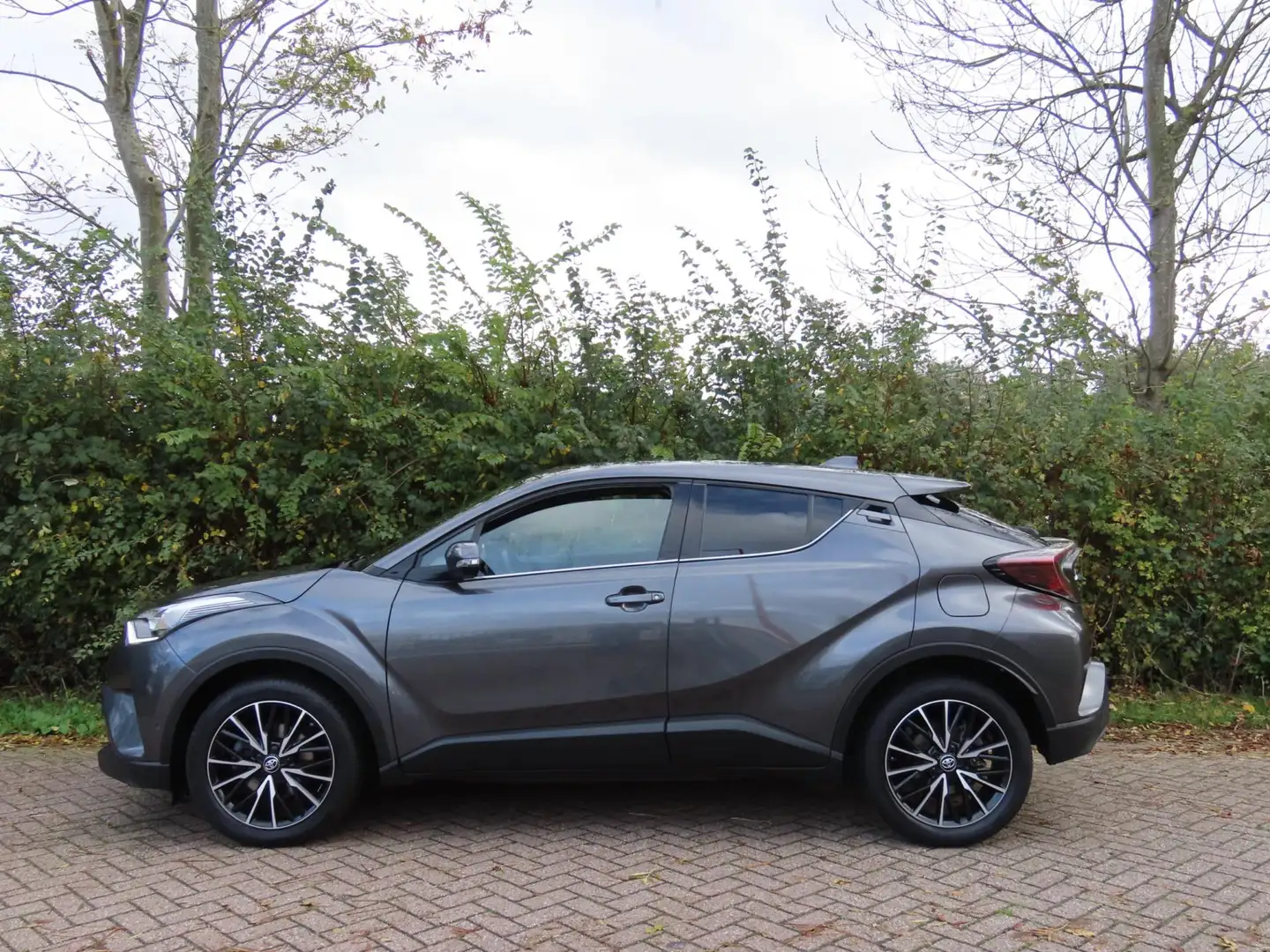 Toyota C-HR 1.2 Premium *1e EIG ! *Camera *Navi *Keyless Grijs - 2