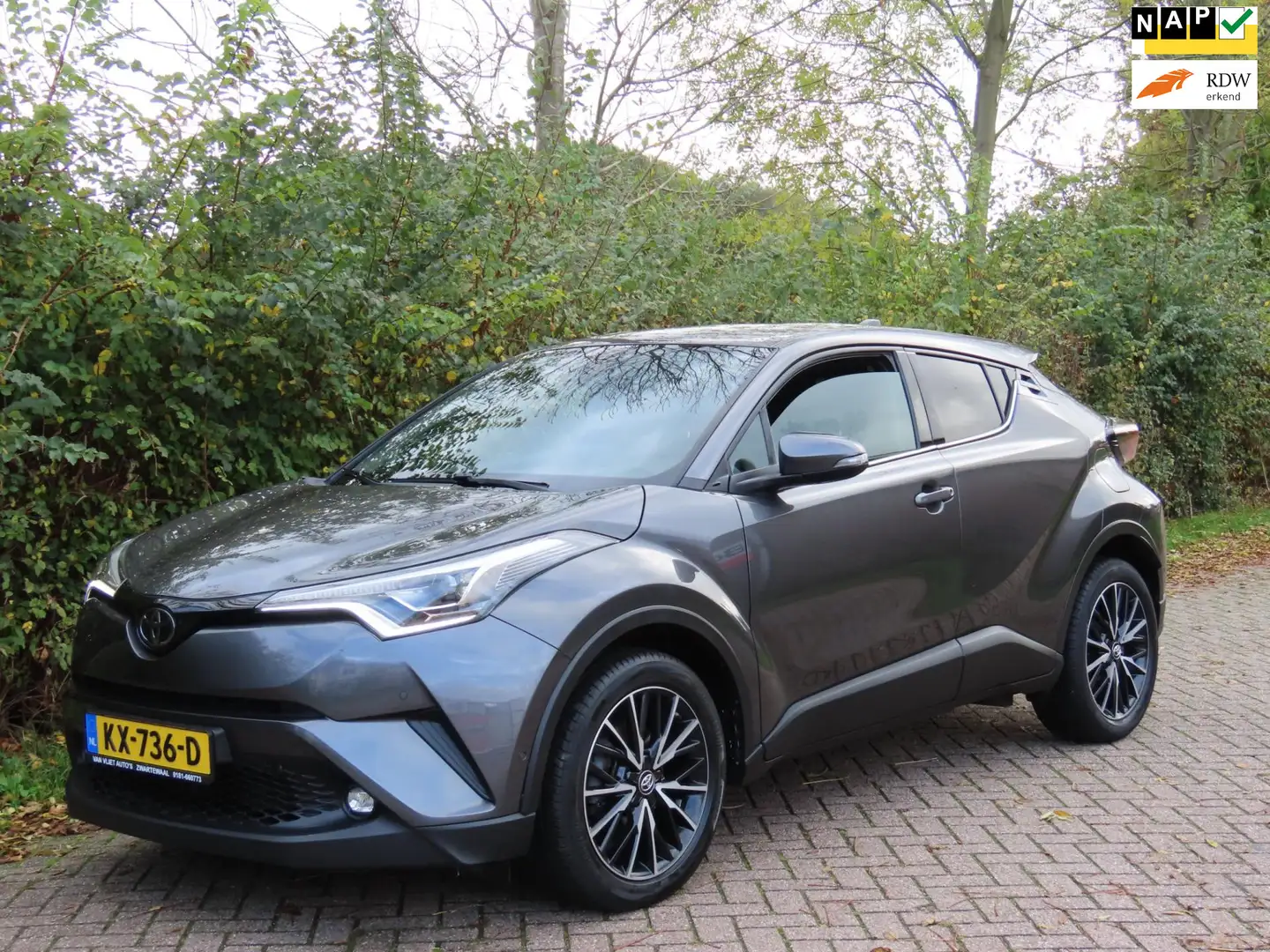 Toyota C-HR 1.2 Premium *1e EIG ! *Camera *Navi *Keyless Grijs - 1