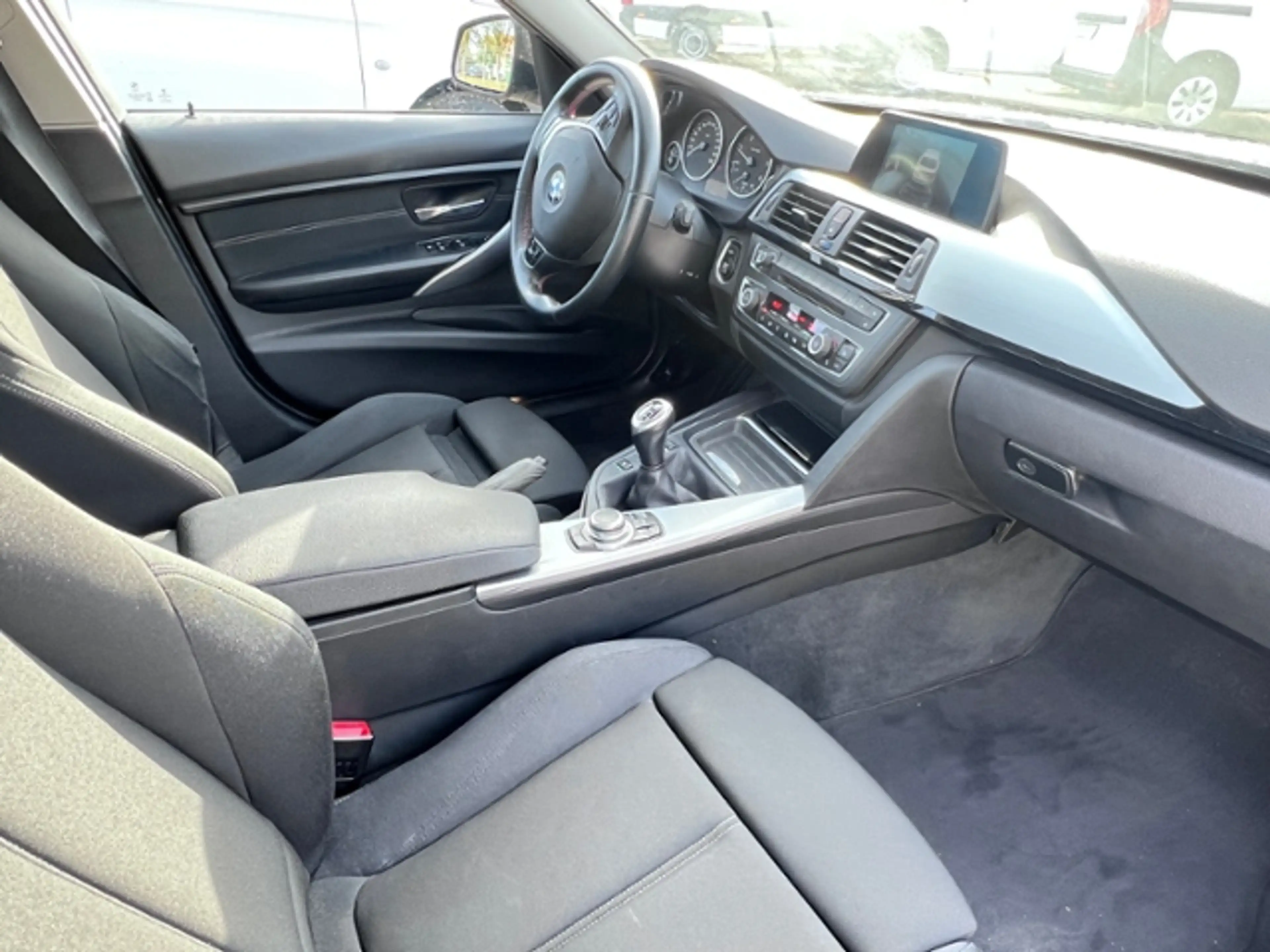 BMW 318 d Sport Line Xenon 2xPDC Sportsitz Navi Tempomat — photo 14