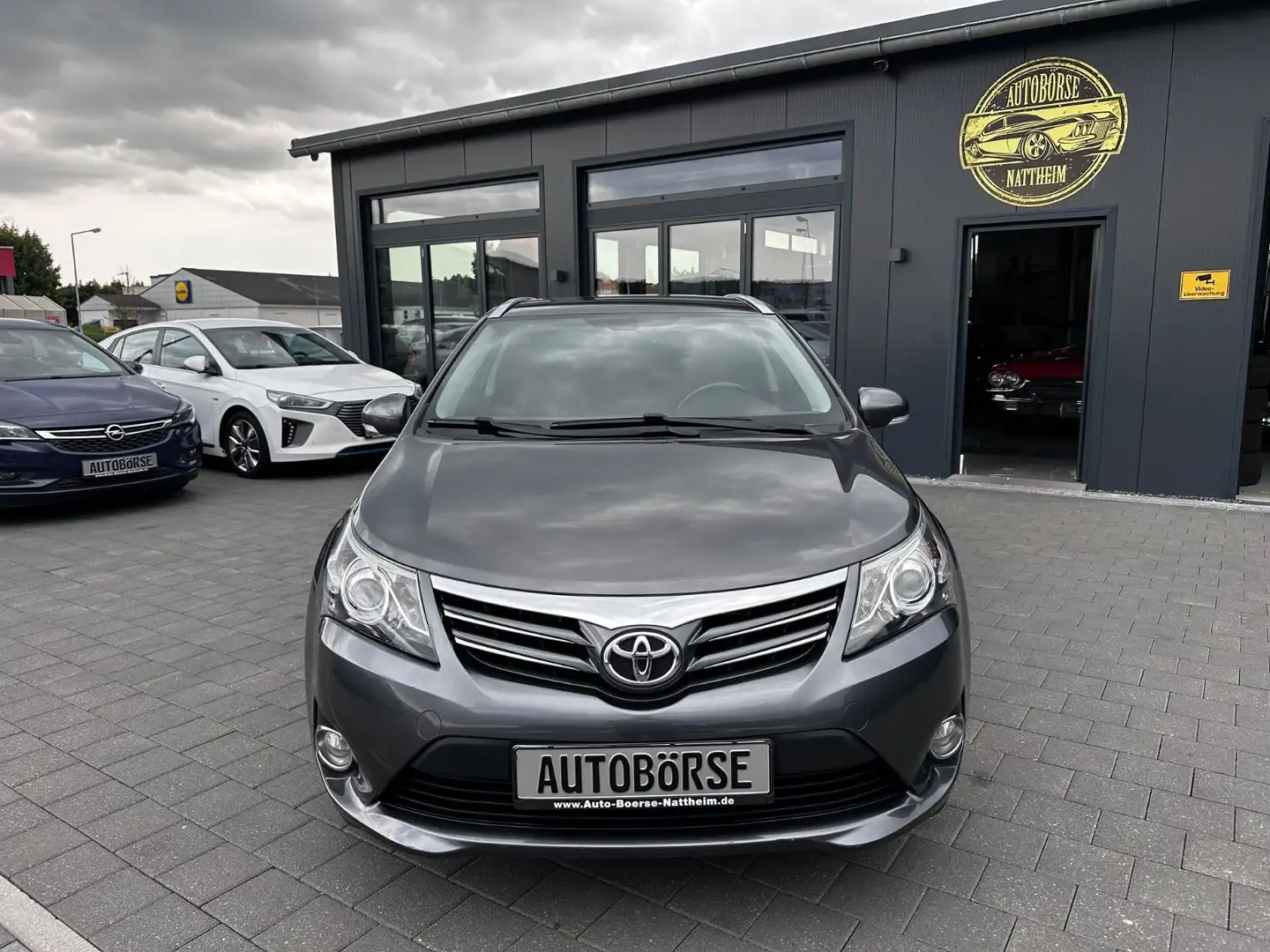 Toyota Avensis Kombi Edition Grijs - 2