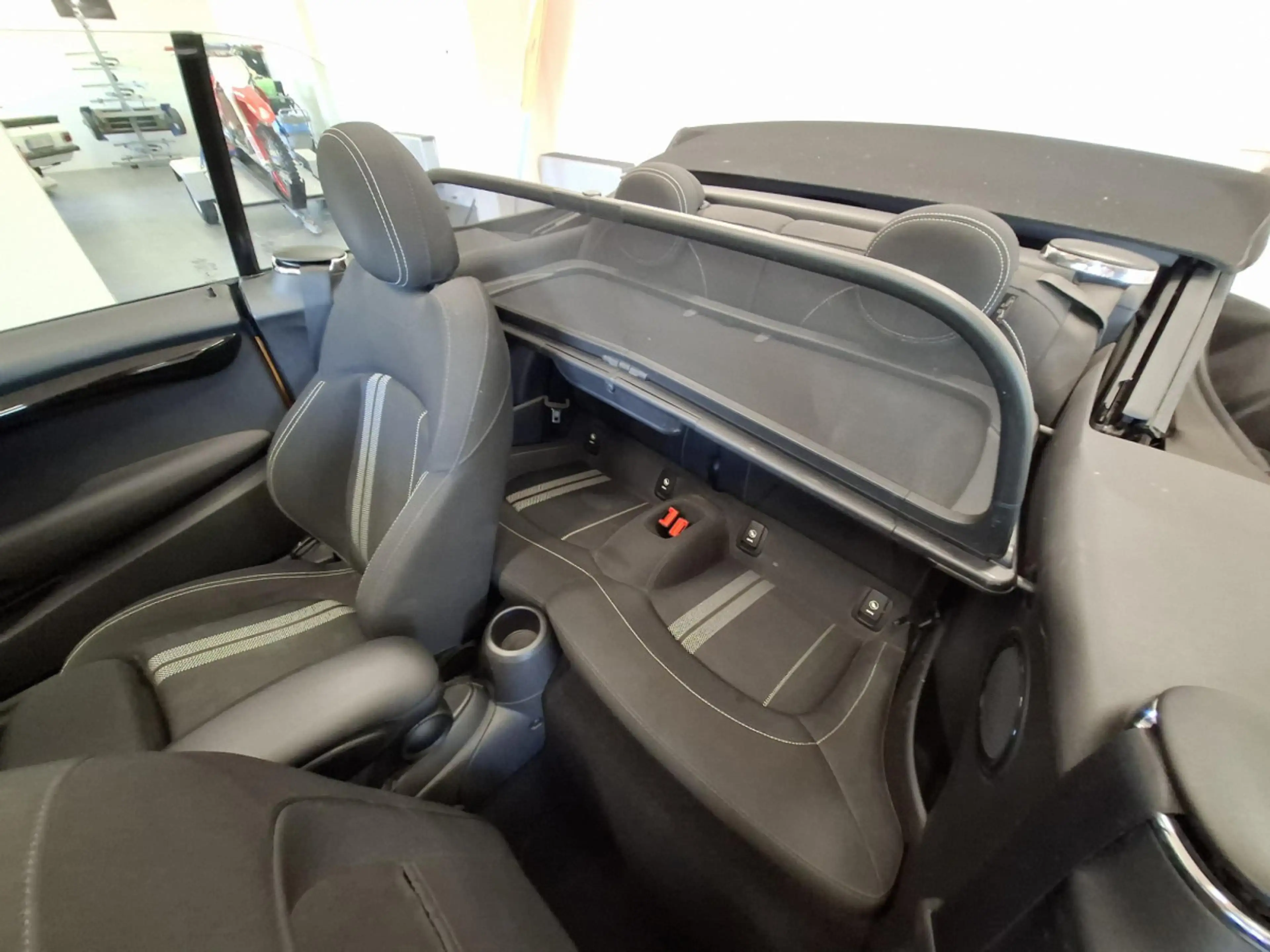 MINI Cooper Cabrio 1.5d 115 — photo 11