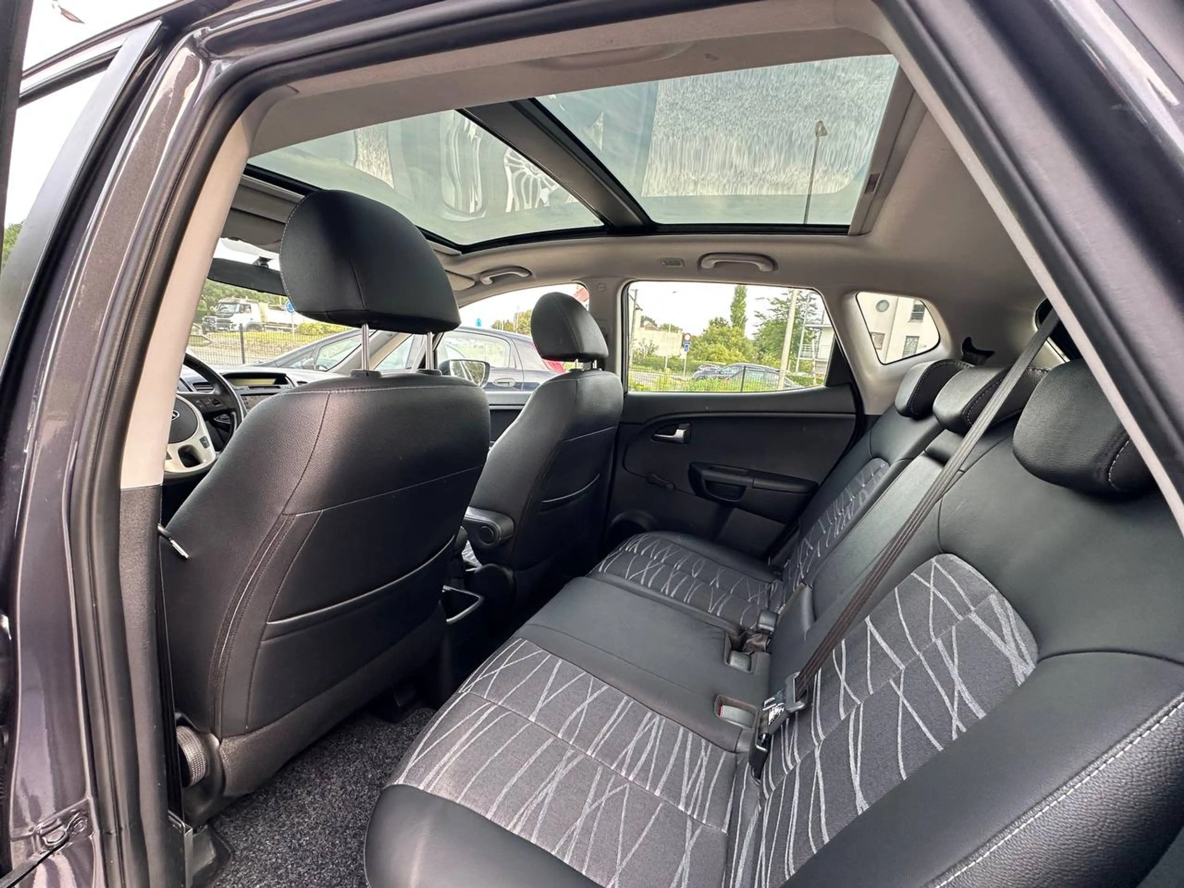 Kia Venga Venga 1.4i * TOIT PANORAMIQUE OUVRANT ! * — photo 12