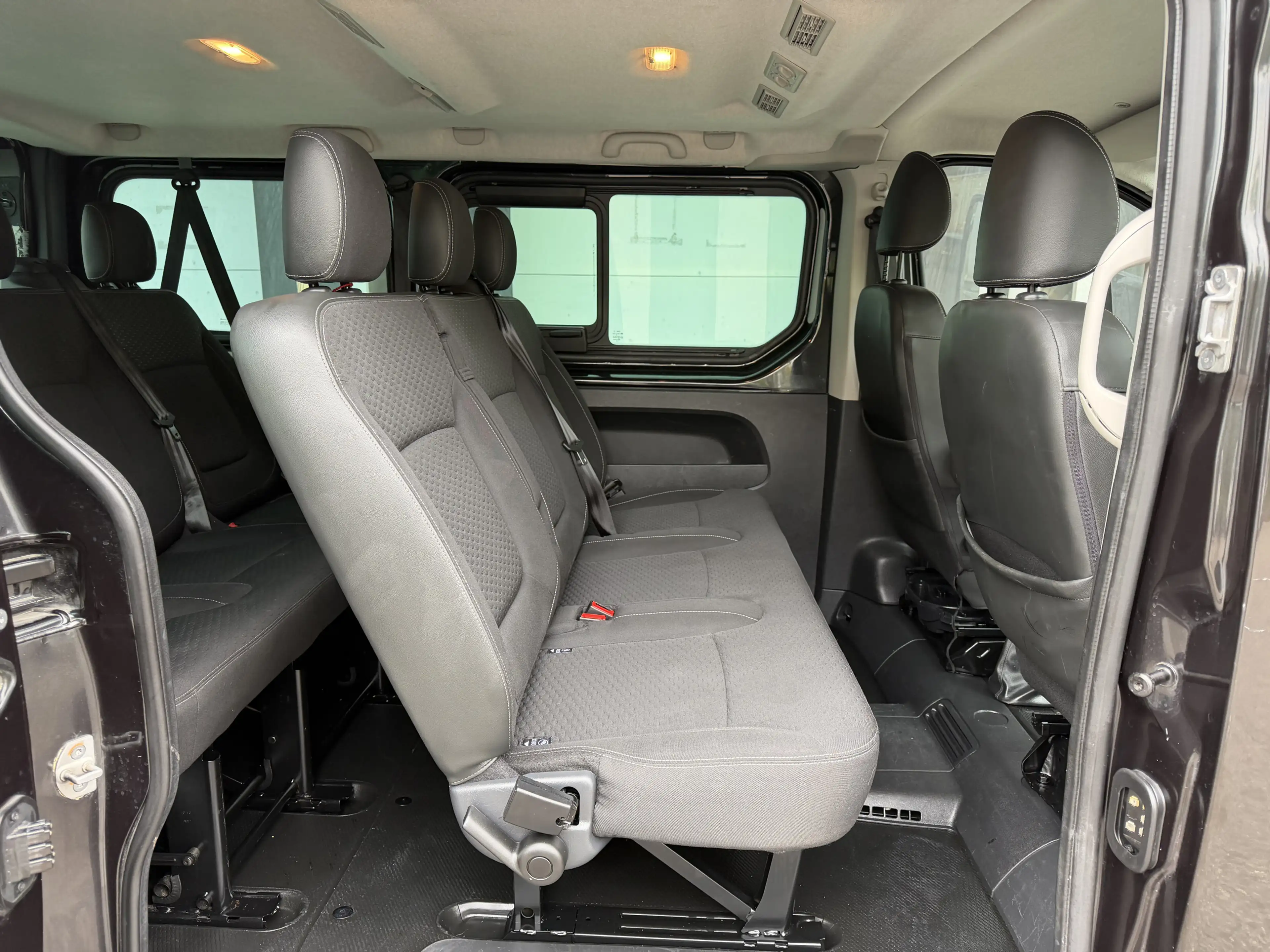 Opel Vivaro Combi L1H1 8-Sitzer Tempomat Kamera AHK — photo 15