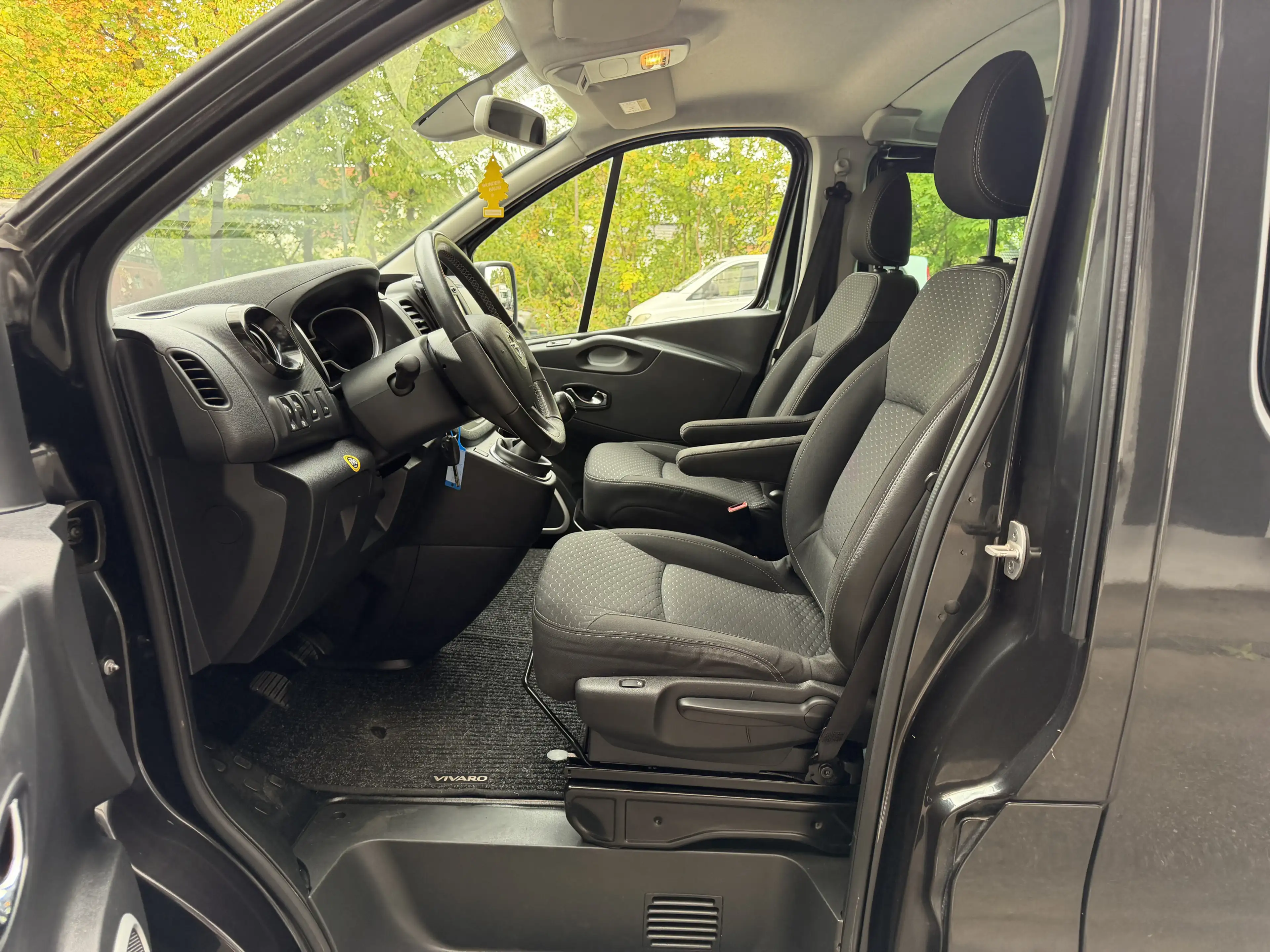 Opel Vivaro Combi L1H1 8-Sitzer Tempomat Kamera AHK — photo 12
