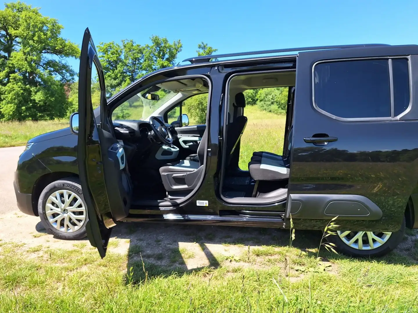 Citroen Berlingo M PureTech 110 FEEL crna - 2