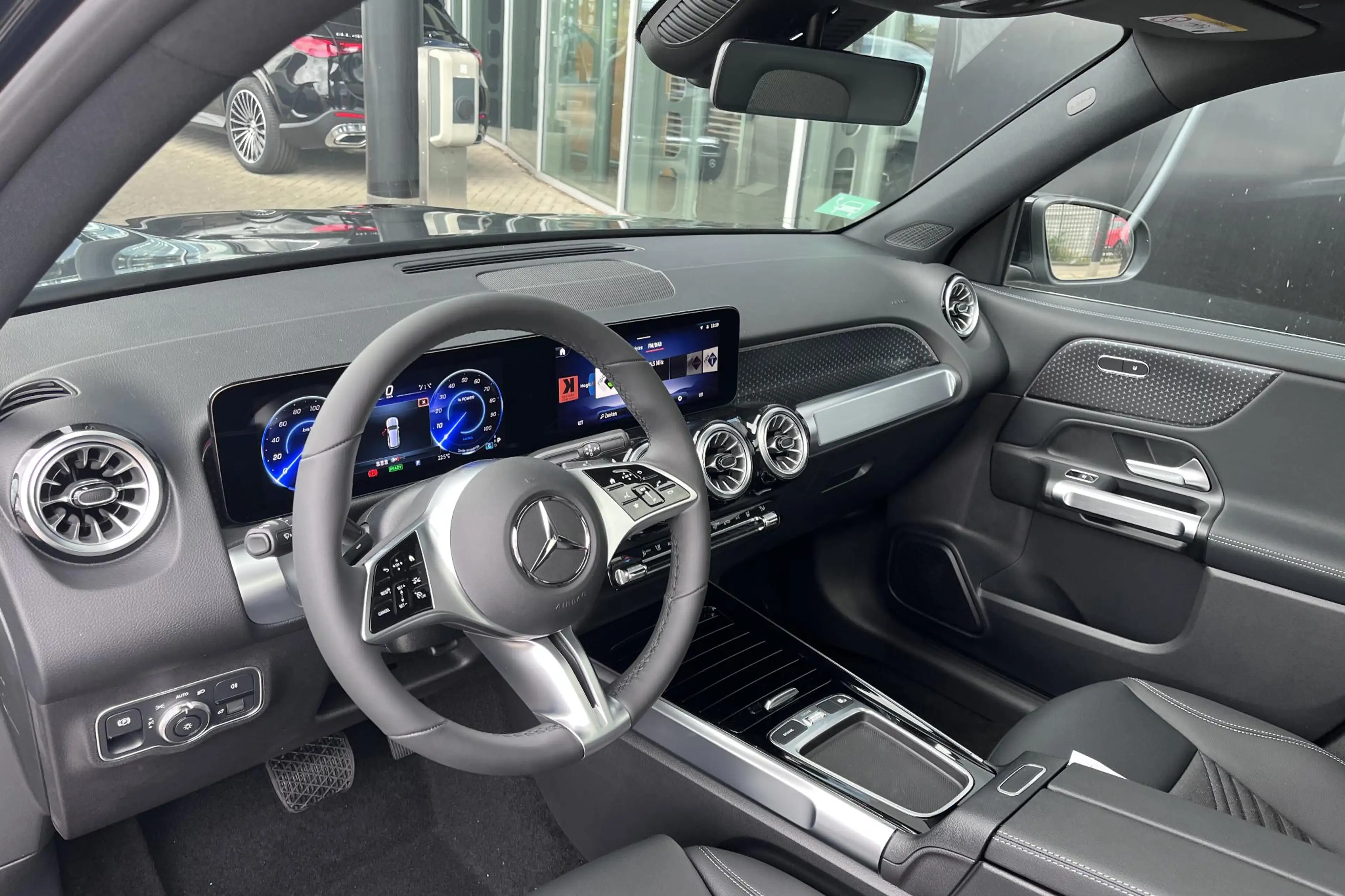 Mercedes-Benz EQB 250 EQB 250+ Business Solution Luxury | Winterpakket | — photo 12