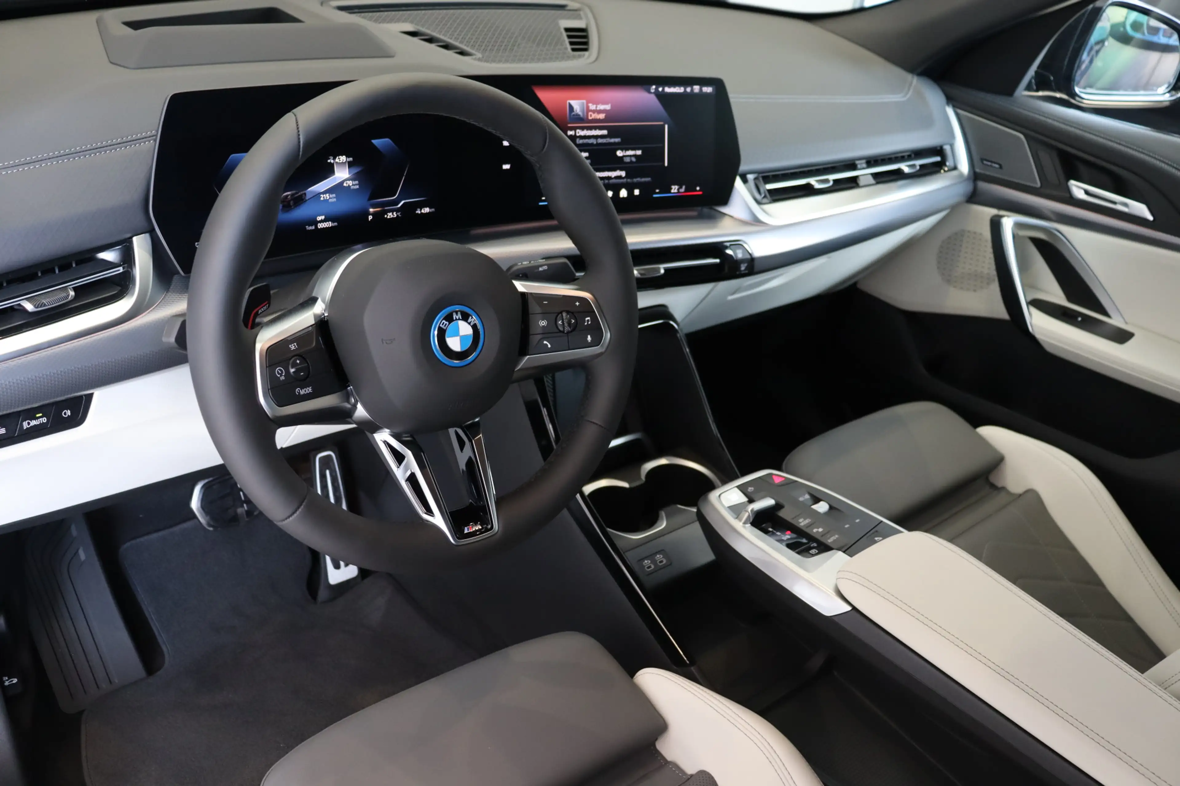 BMW iX2 eDrive20 M Sport / Panoramadak / Trekhaak / Sports — photo 9
