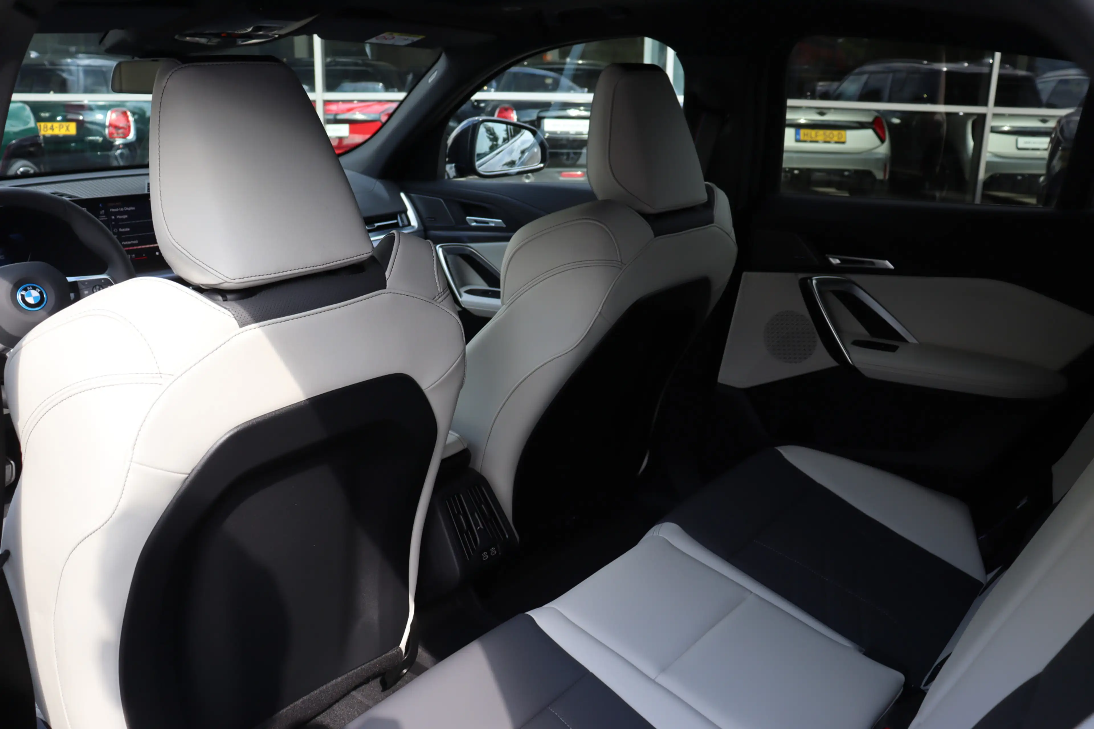 BMW iX2 eDrive20 M Sport / Panoramadak / Trekhaak / Sports — photo 13