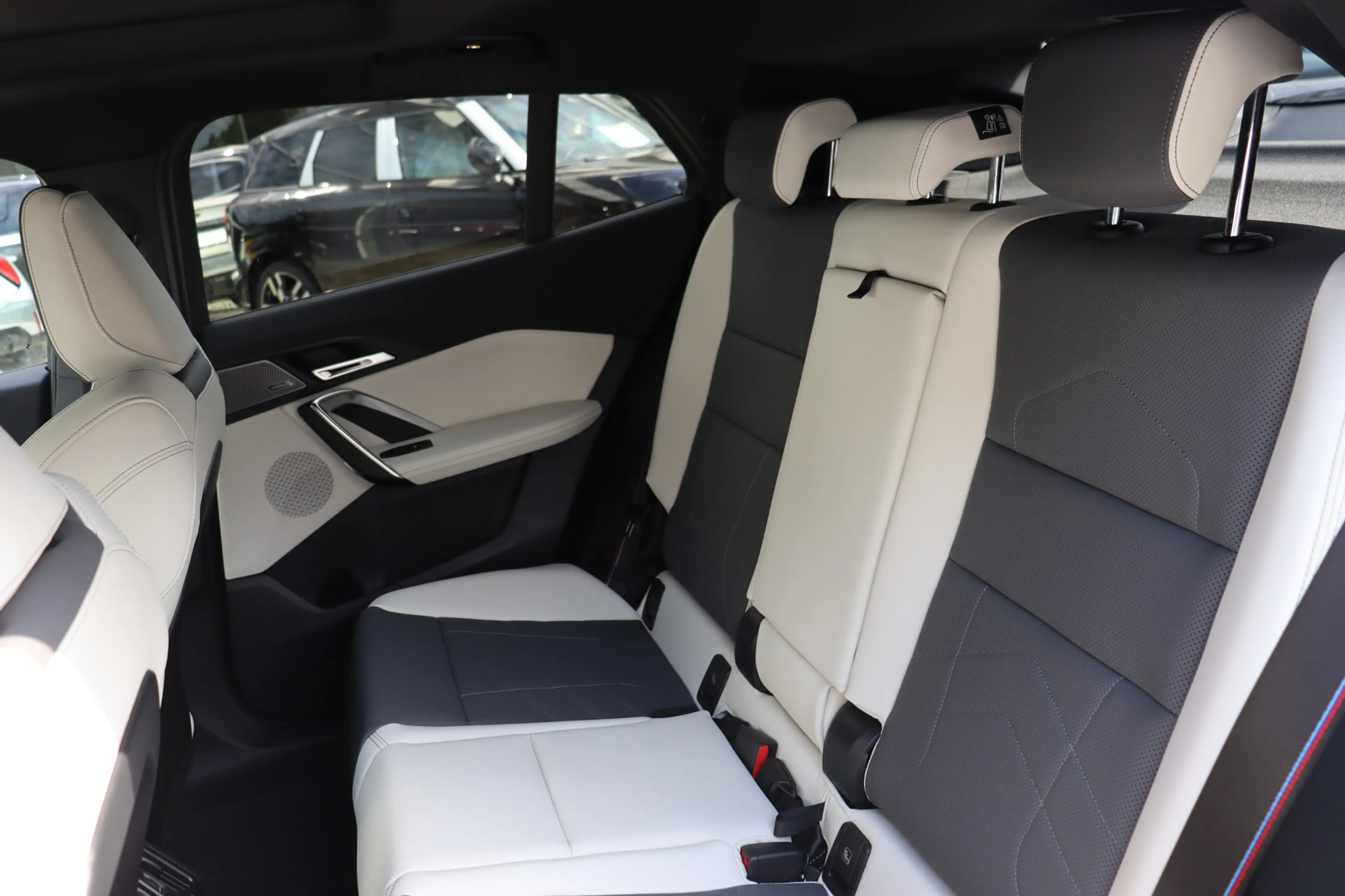 BMW iX2 eDrive20 M Sport / Panoramadak / Trekhaak / Sports — photo 14