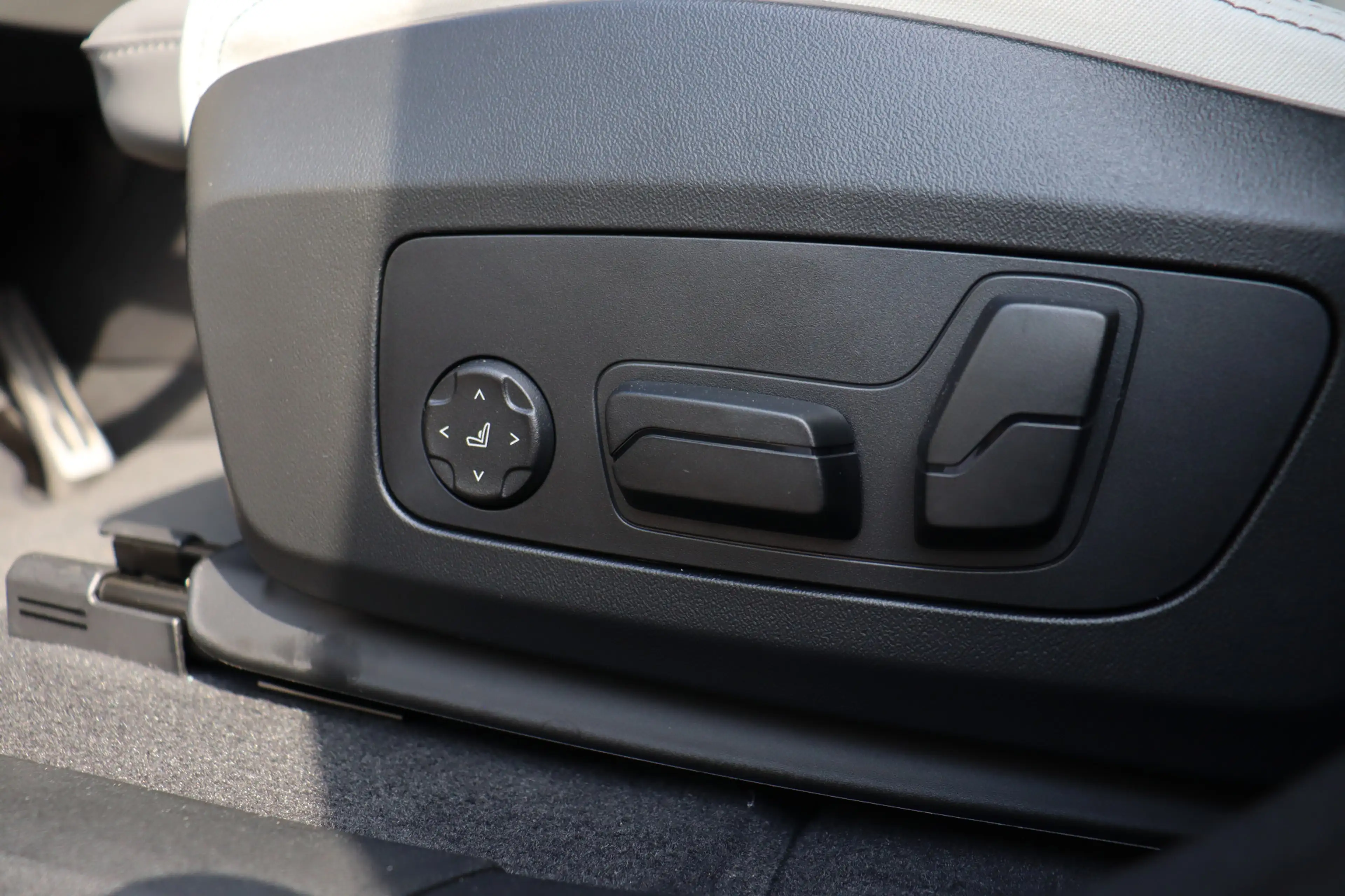 BMW iX2 eDrive20 M Sport / Panoramadak / Trekhaak / Sports — photo 12