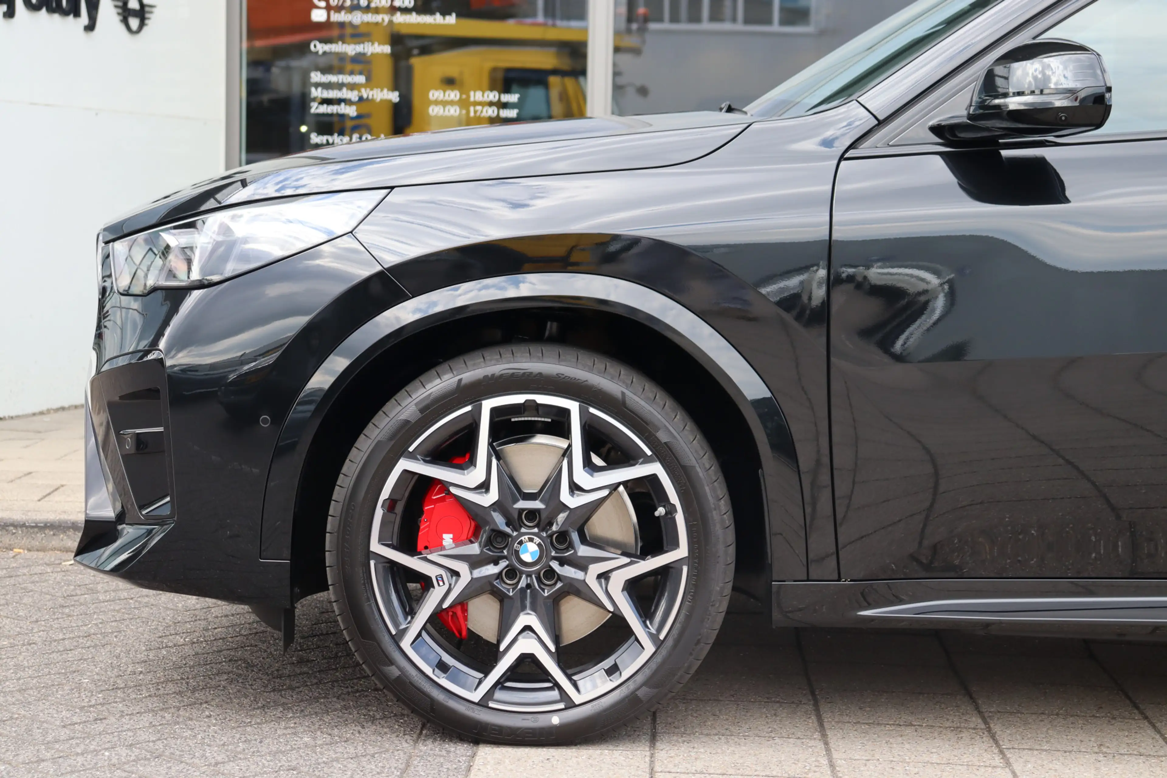 BMW iX2 eDrive20 M Sport / Panoramadak / Trekhaak / Sports — photo 4