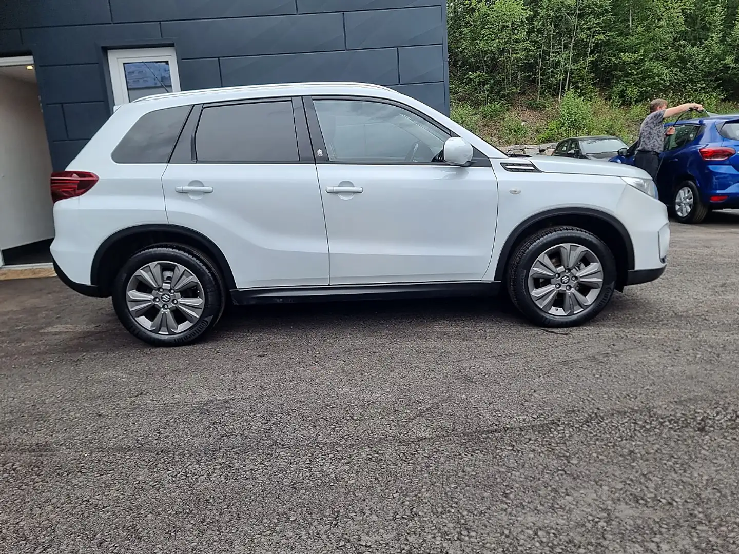 Suzuki Vitara 1,0 DITC ALLGRIP shine Aut. Weiß - 2