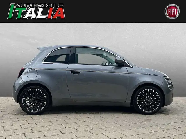 Fiat 500e view 3