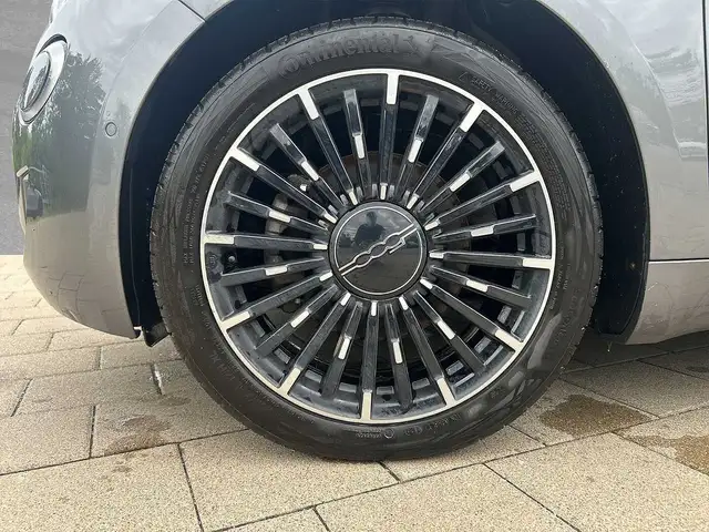 Fiat 500e view 9