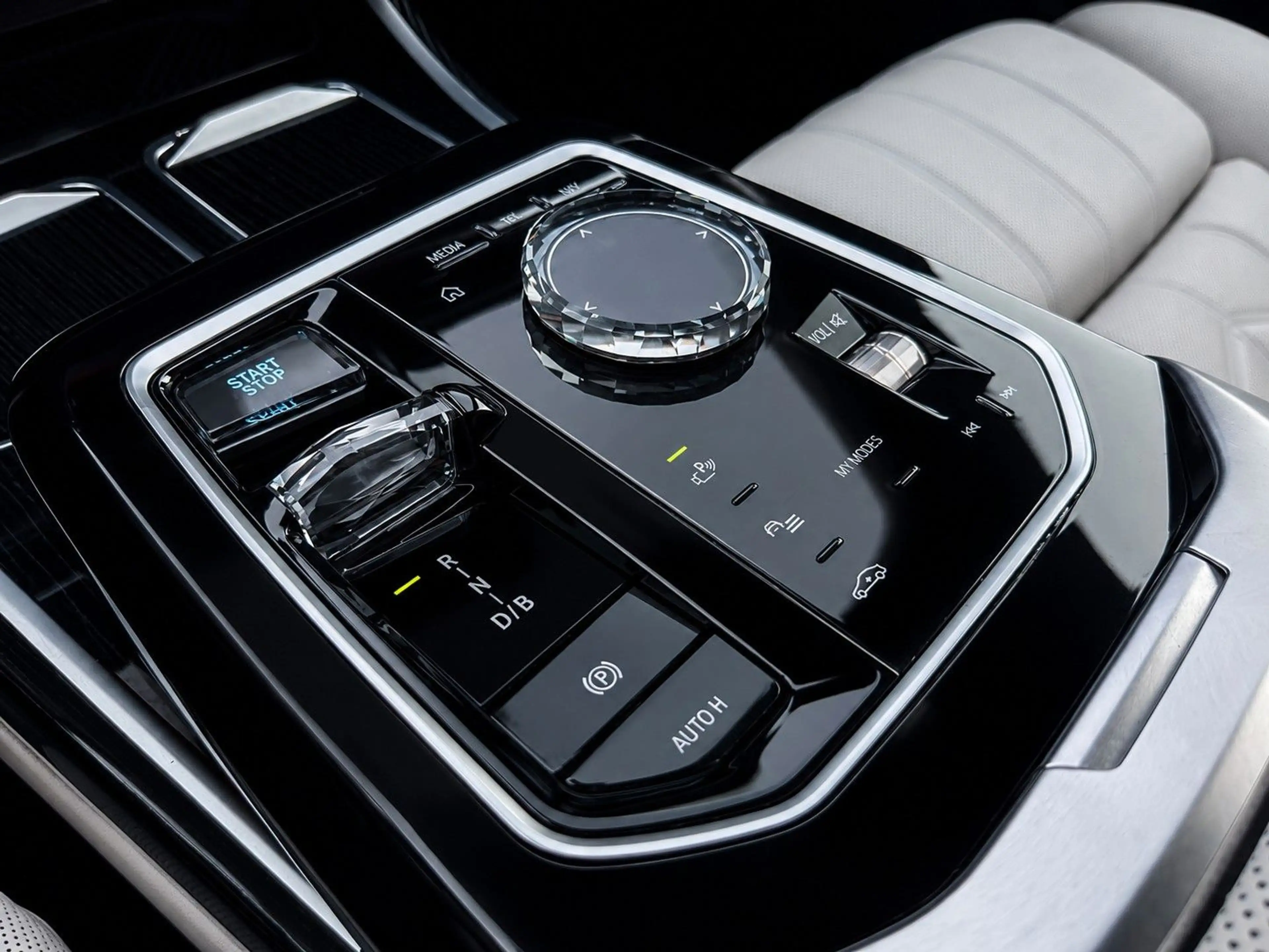 BMW i7 xDrive60 M Sport INDIVIDUAL*THEATER*CRISTAL* — photo 12