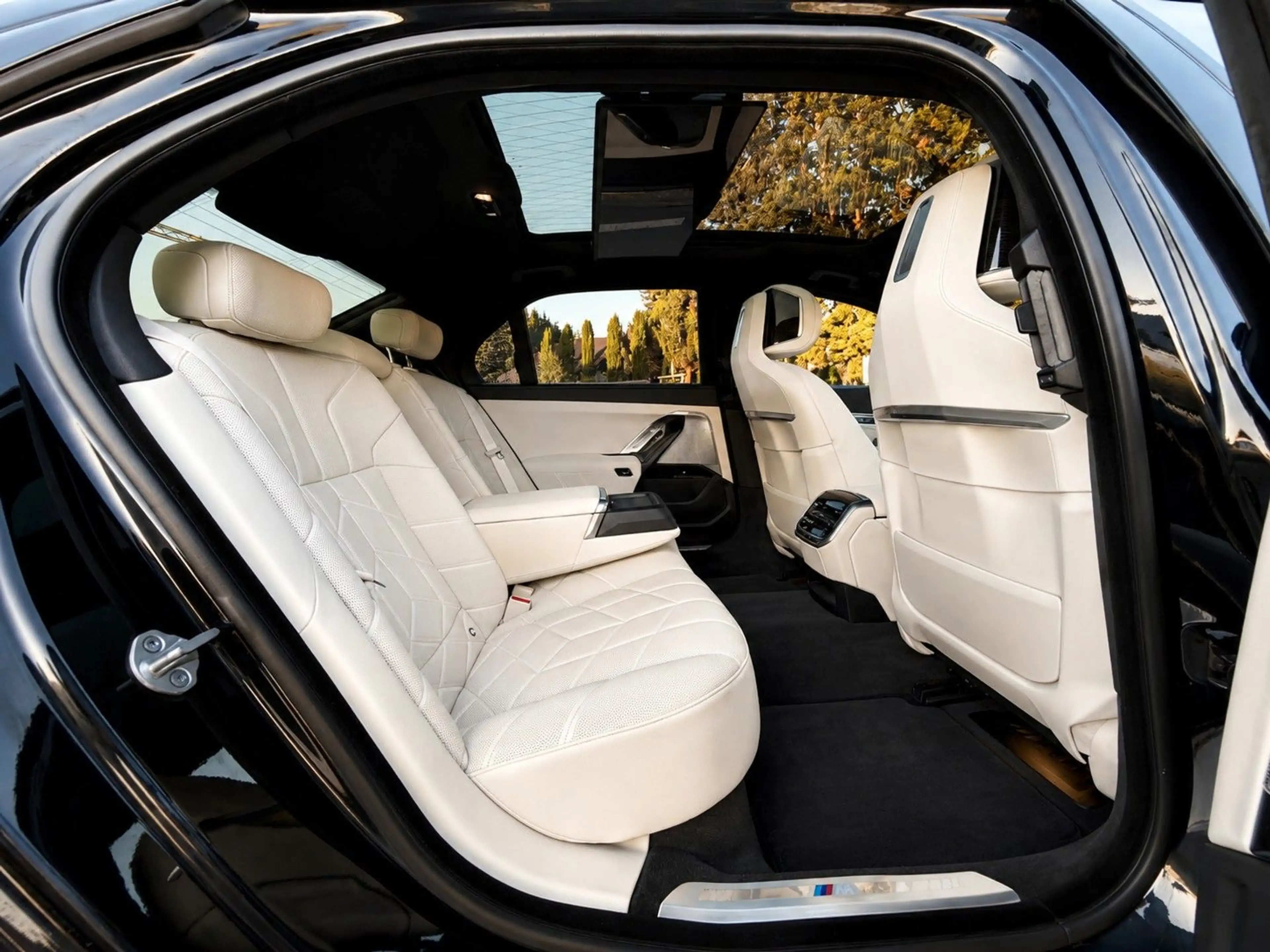 BMW i7 xDrive60 M Sport INDIVIDUAL*THEATER*CRISTAL* — photo 9