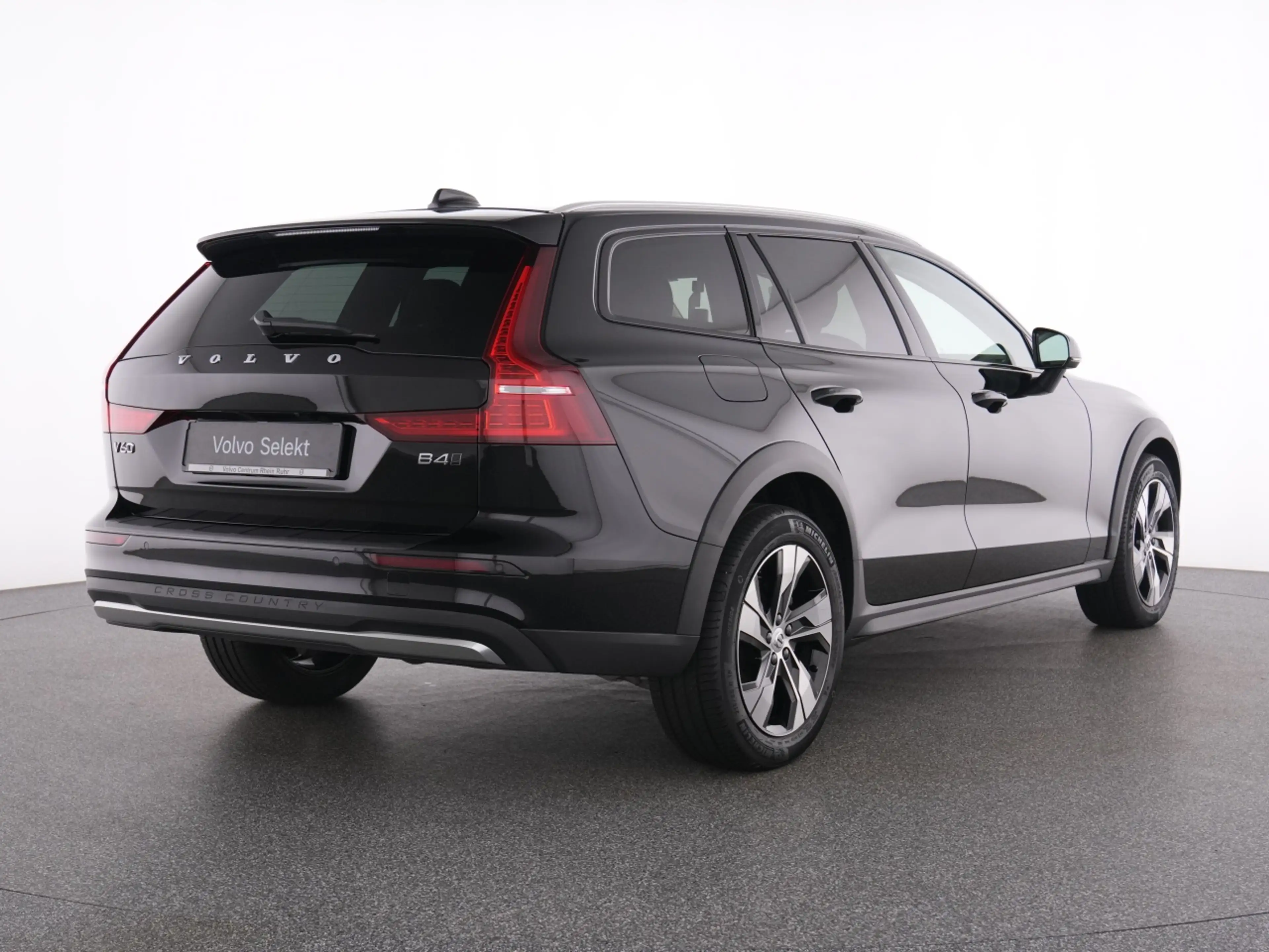 Volvo V60 Cross Country B4 (D) AWD  PLUS PANO+HKSOUND+ — photo 3