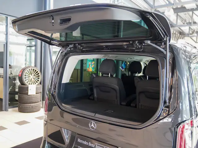 Mercedes-Benz V-Class view 13