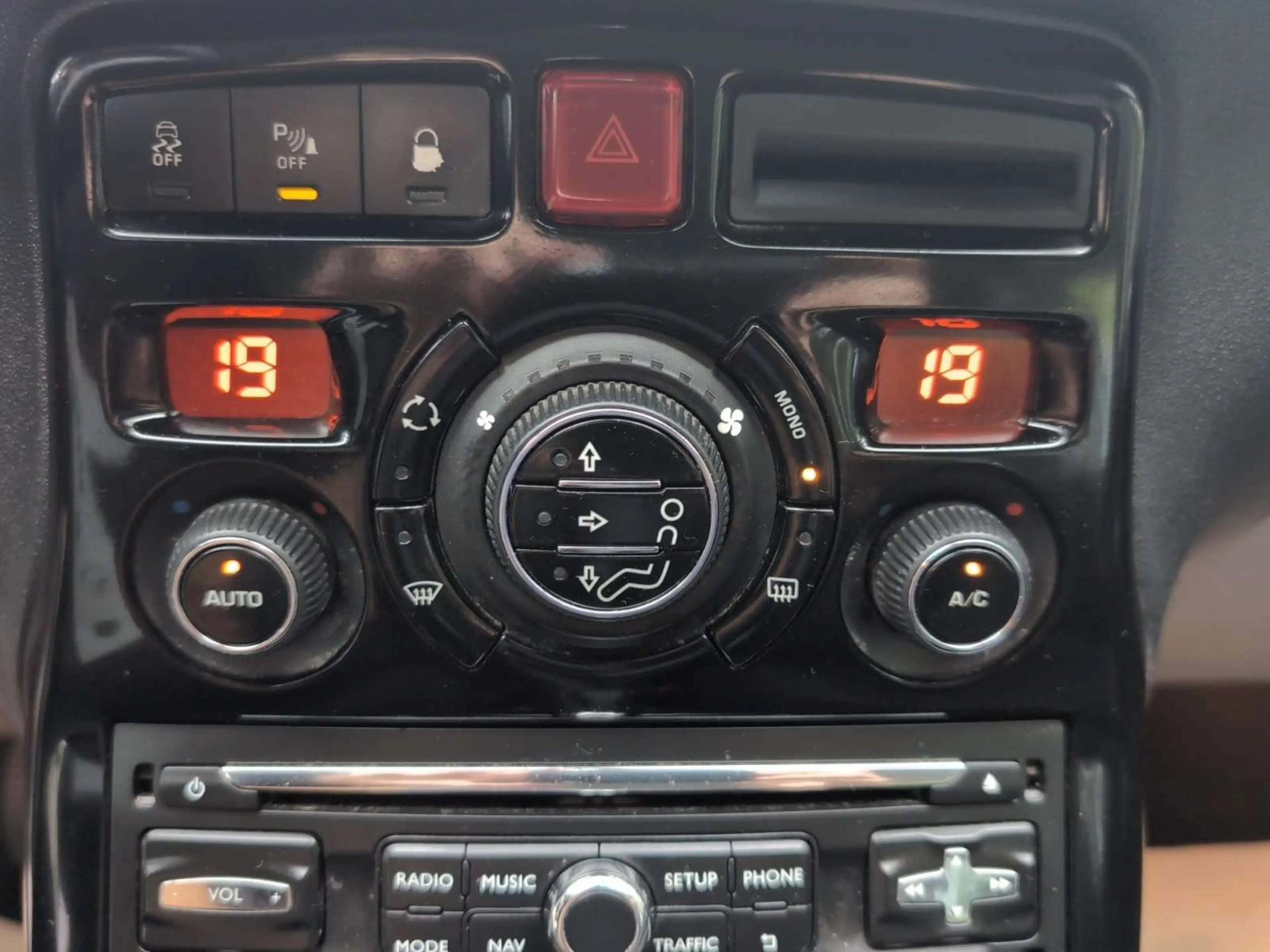 Citroen C3 Picasso 1.6HDi 90cv gris 03/15 Airco GPS Caméra Cruise — photo 14