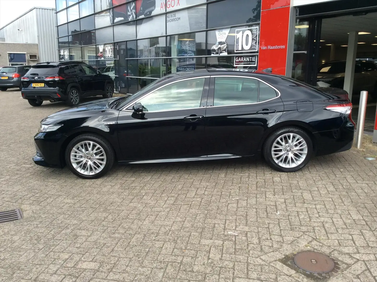 Toyota Camry 2.5 Hybrid 218pk Aut Business Plus Zwart - 2
