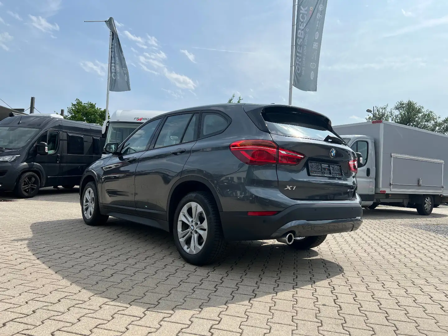 BMW X1 18 sDrive *Navi Leder Sitzh. Panorama Park* Grau - 2