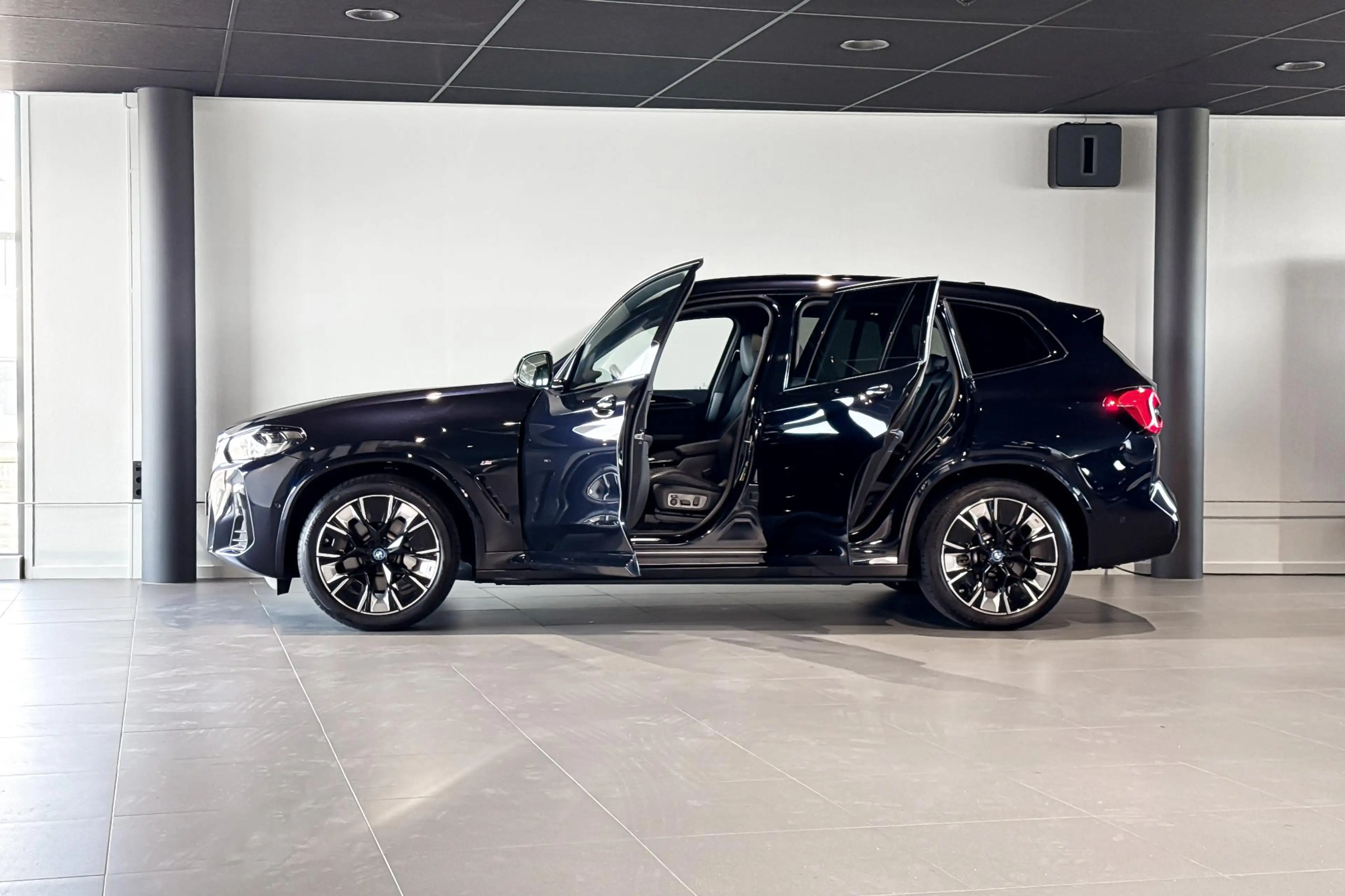 BMW iX3 High Executive Edition 80 kWh | M Sport | Glazen P — photo 3