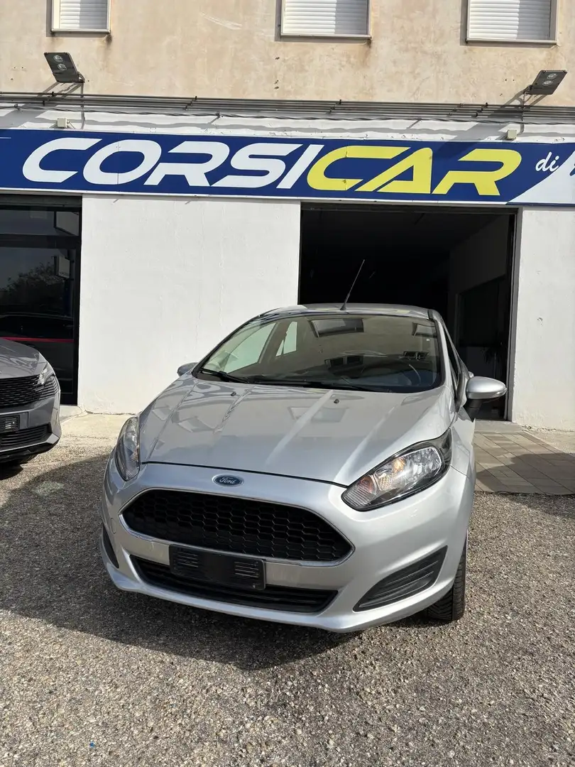 Ford Fiesta Fiesta 1.5 TDCi 75CV 5 porte Business Gris - 1