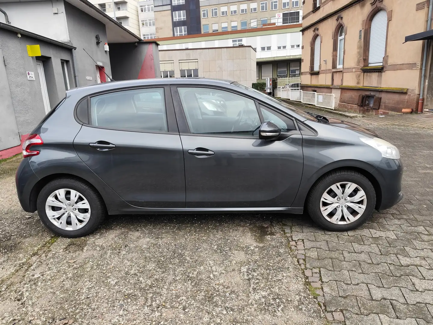 Peugeot 208 Active 4 Türer Klima sehr sparsam Grey - 2
