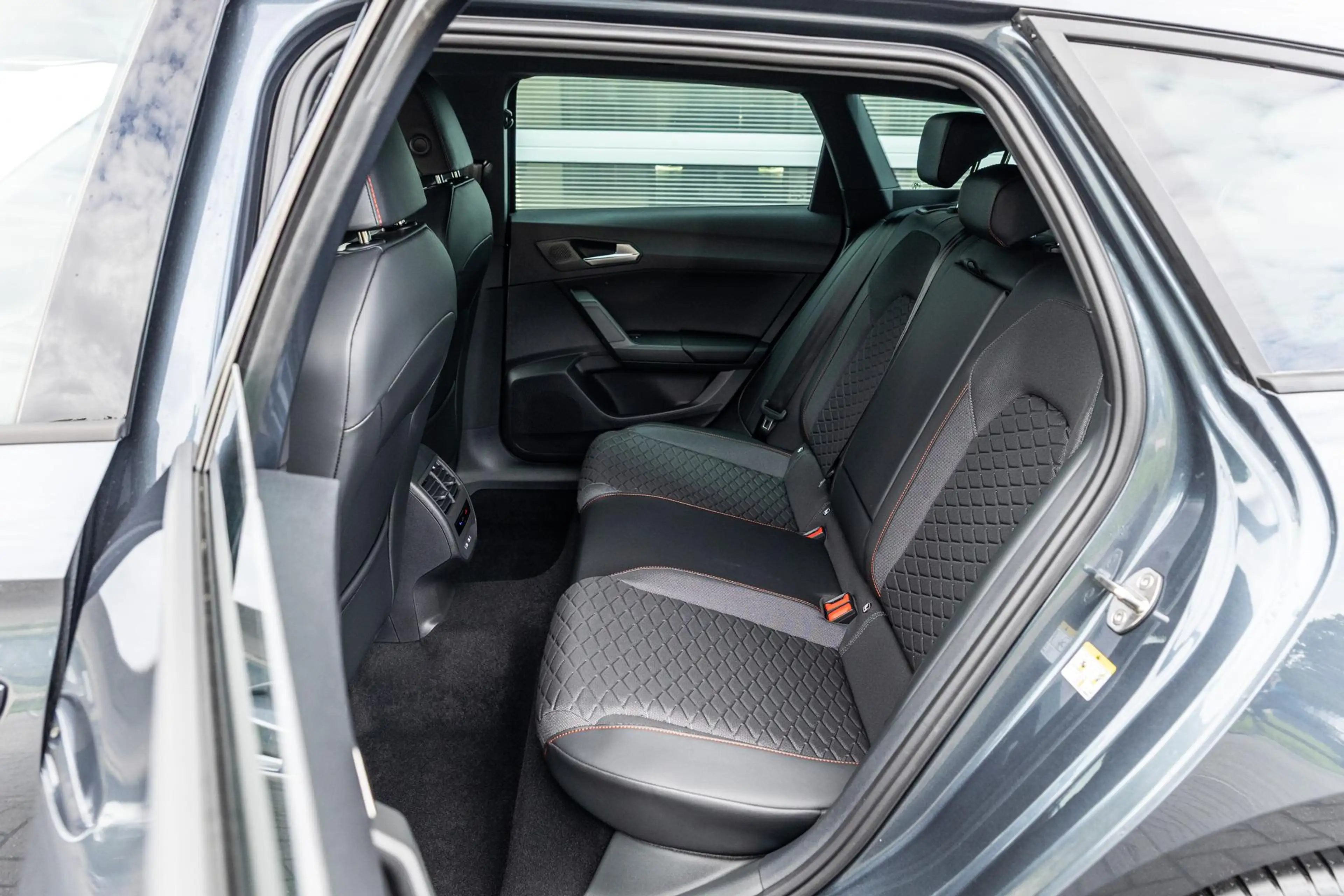 SEAT Leon e-Hybrid Sportstourer 1.5 TSI 204pk DSG FR Business | Velge — photo 15