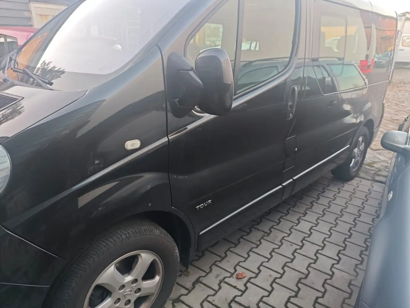 Opel Vivaro Kombi Tour Cosmo 2,0 Turbo Schwarz - 2