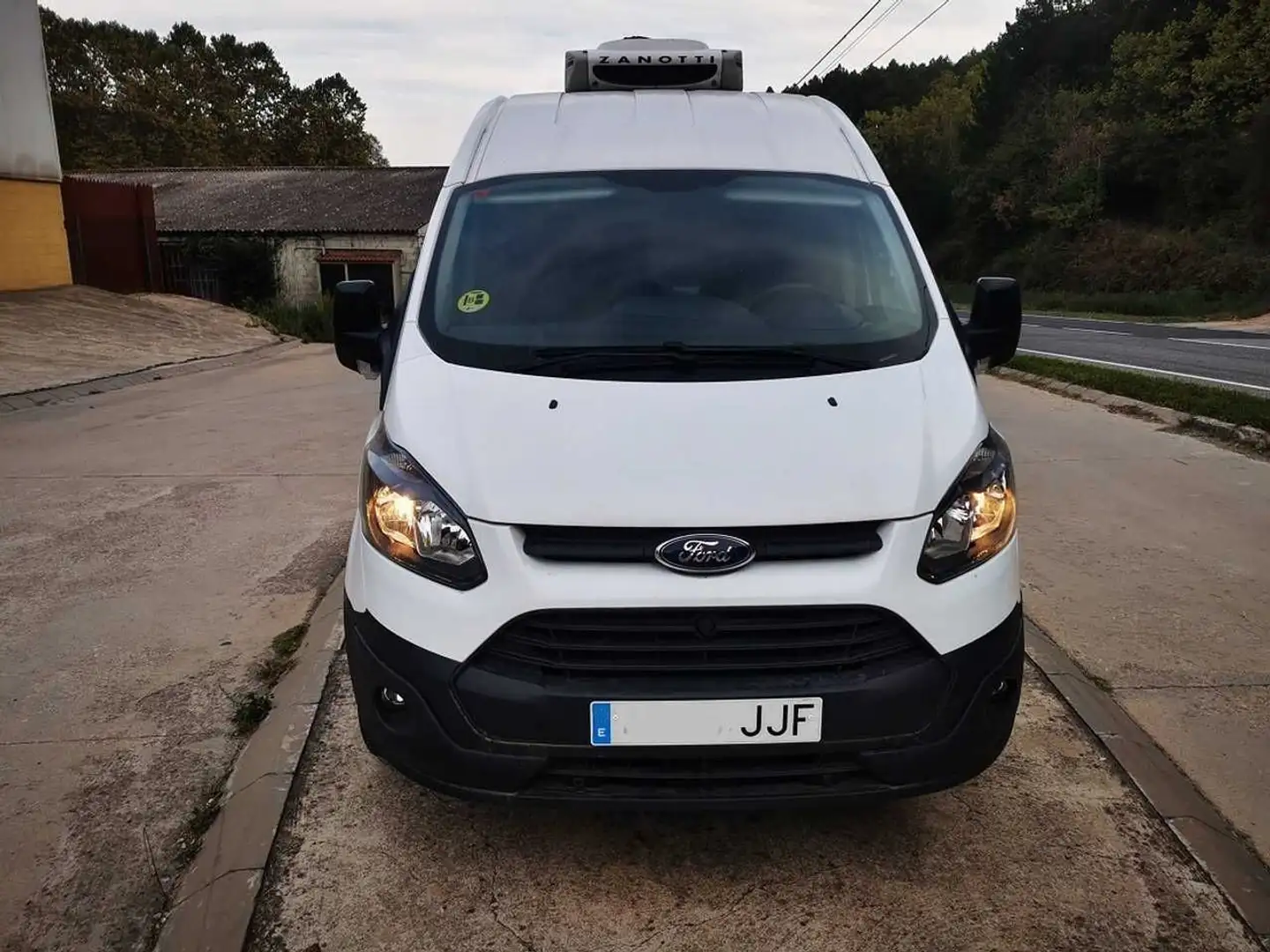 Ford Tourneo Custom FT 300 L2 Titanium 125 Bílá - 2