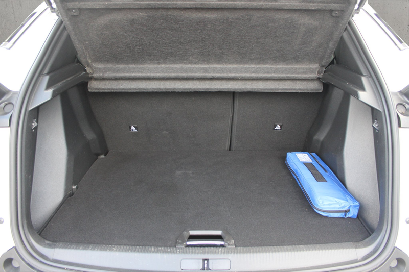 Peugeot e-2008 GT — photo 10