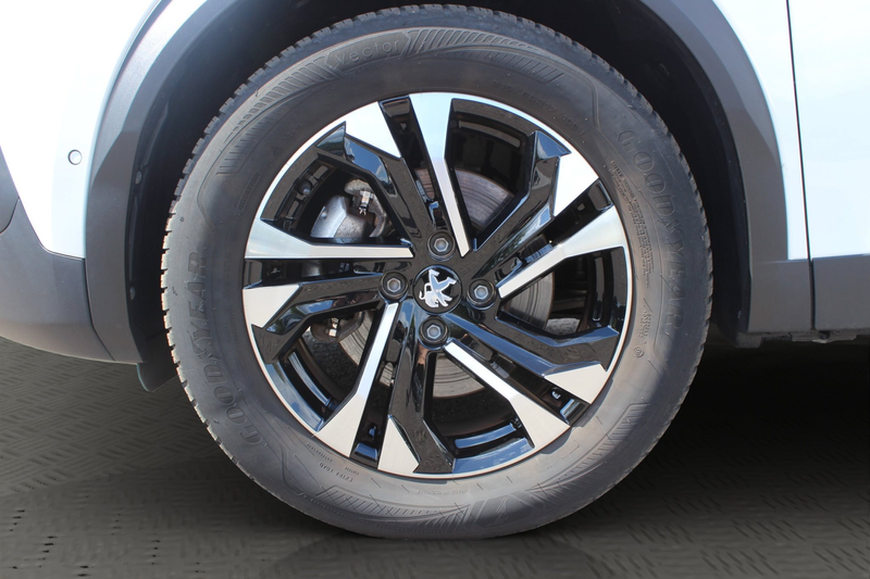Peugeot e-2008 GT — photo 6