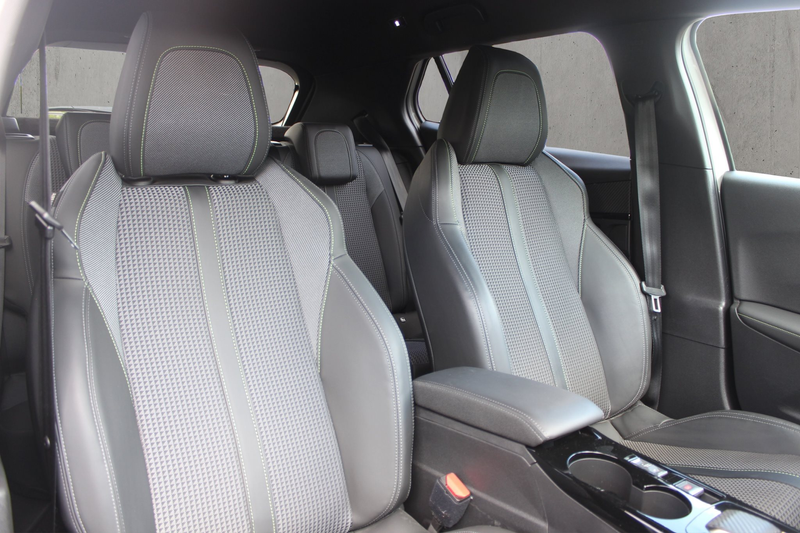 Peugeot e-2008 GT — photo 11
