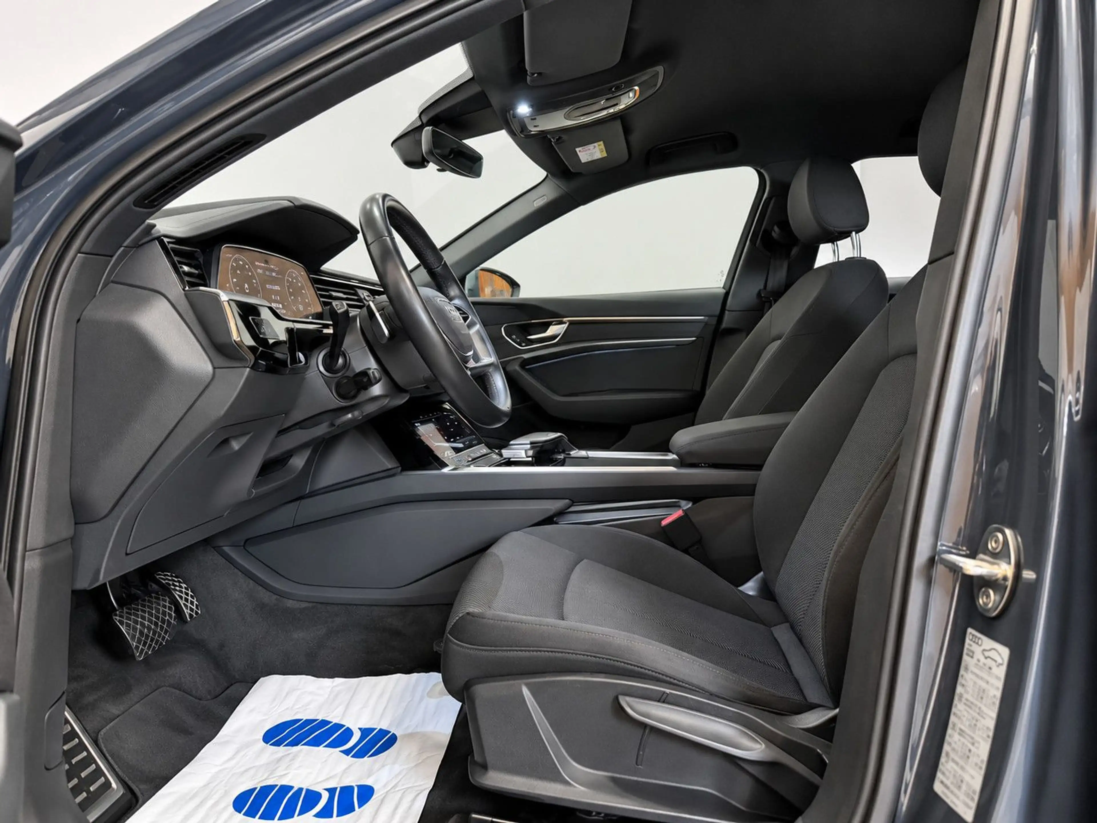 Audi Q8 e-tron quattro SOH100%/AHK/SHZ/R-KAM/NAVI/LED — photo 10