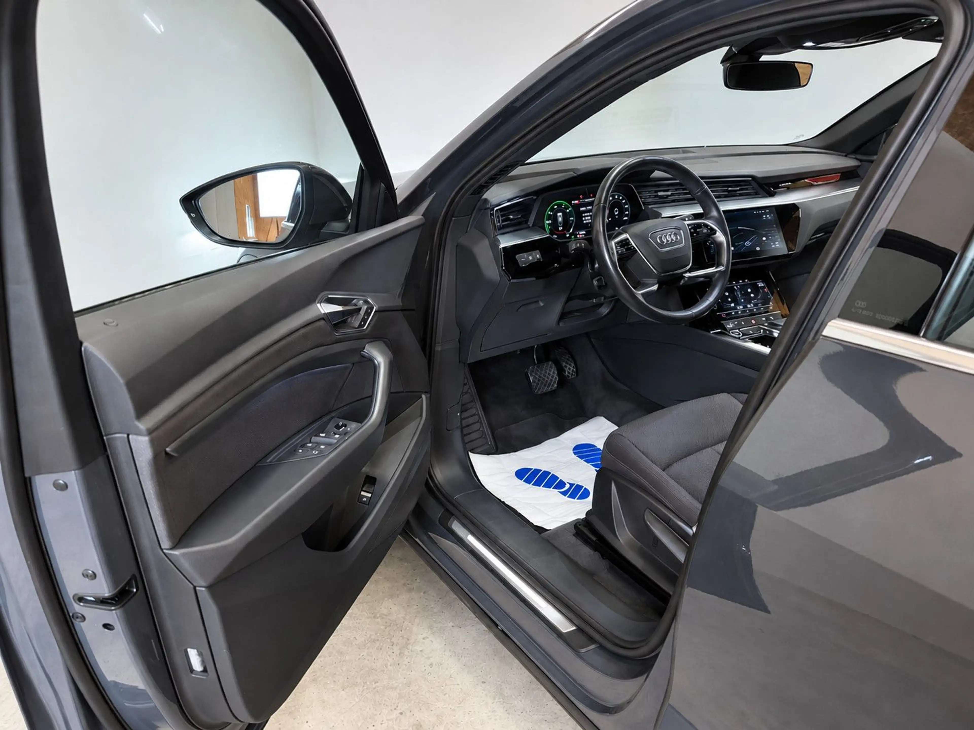 Audi Q8 e-tron quattro SOH100%/AHK/SHZ/R-KAM/NAVI/LED — photo 8