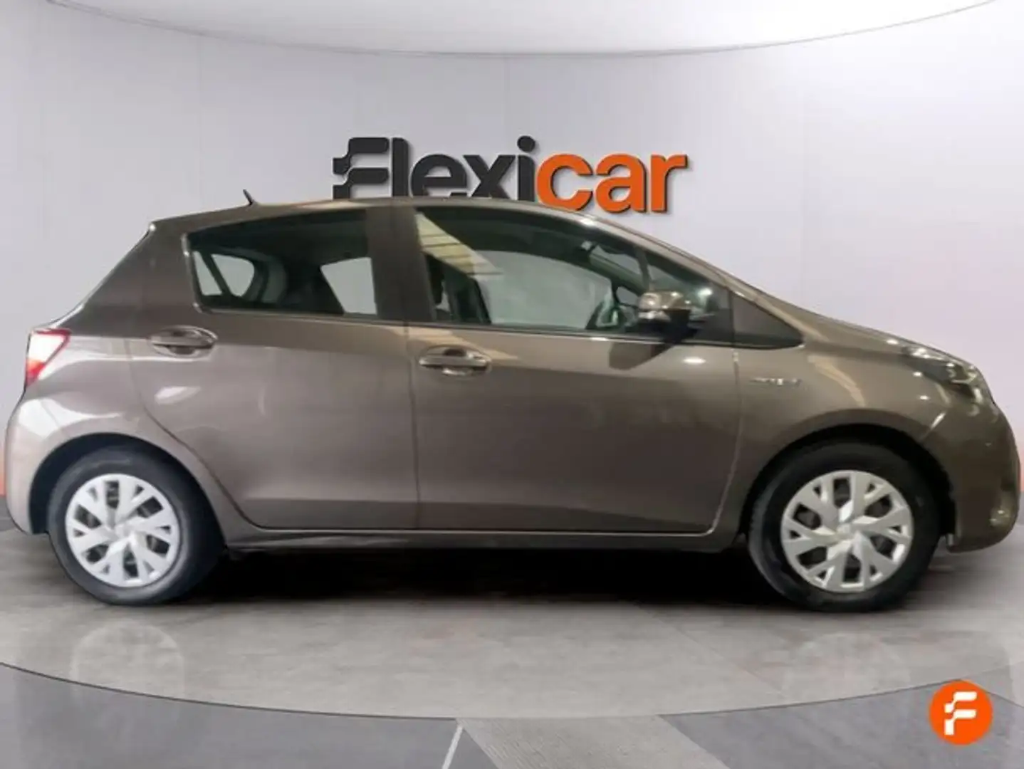 Toyota Yaris 100H 1.5 Active Marrón - 2